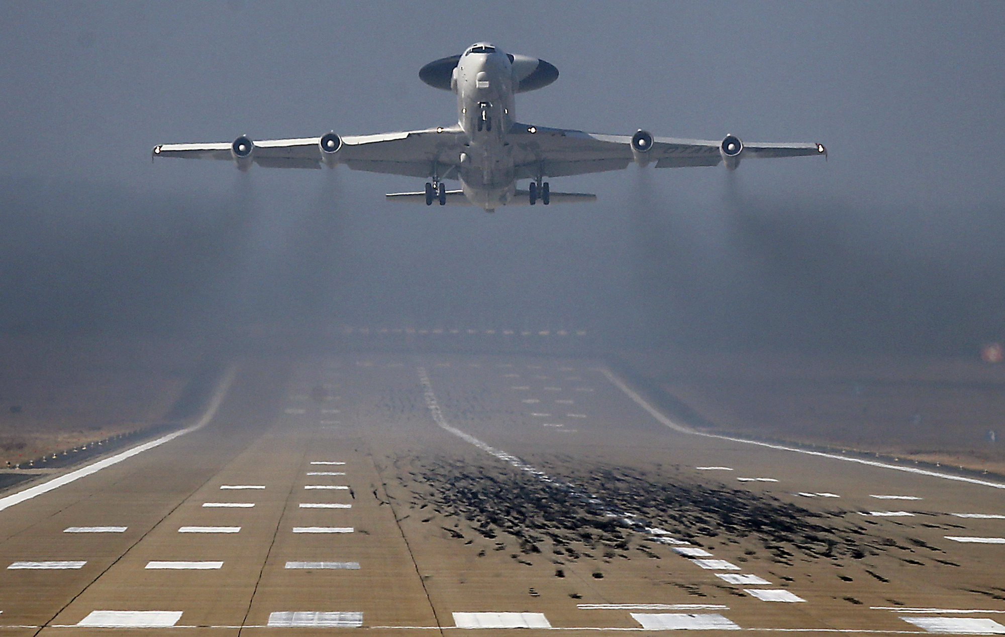 Ett Awacs-plan lyfter från flygbasen i tyska Geilenkirchen. Arkivbild. Foto: Frank Augstein/AP/TT