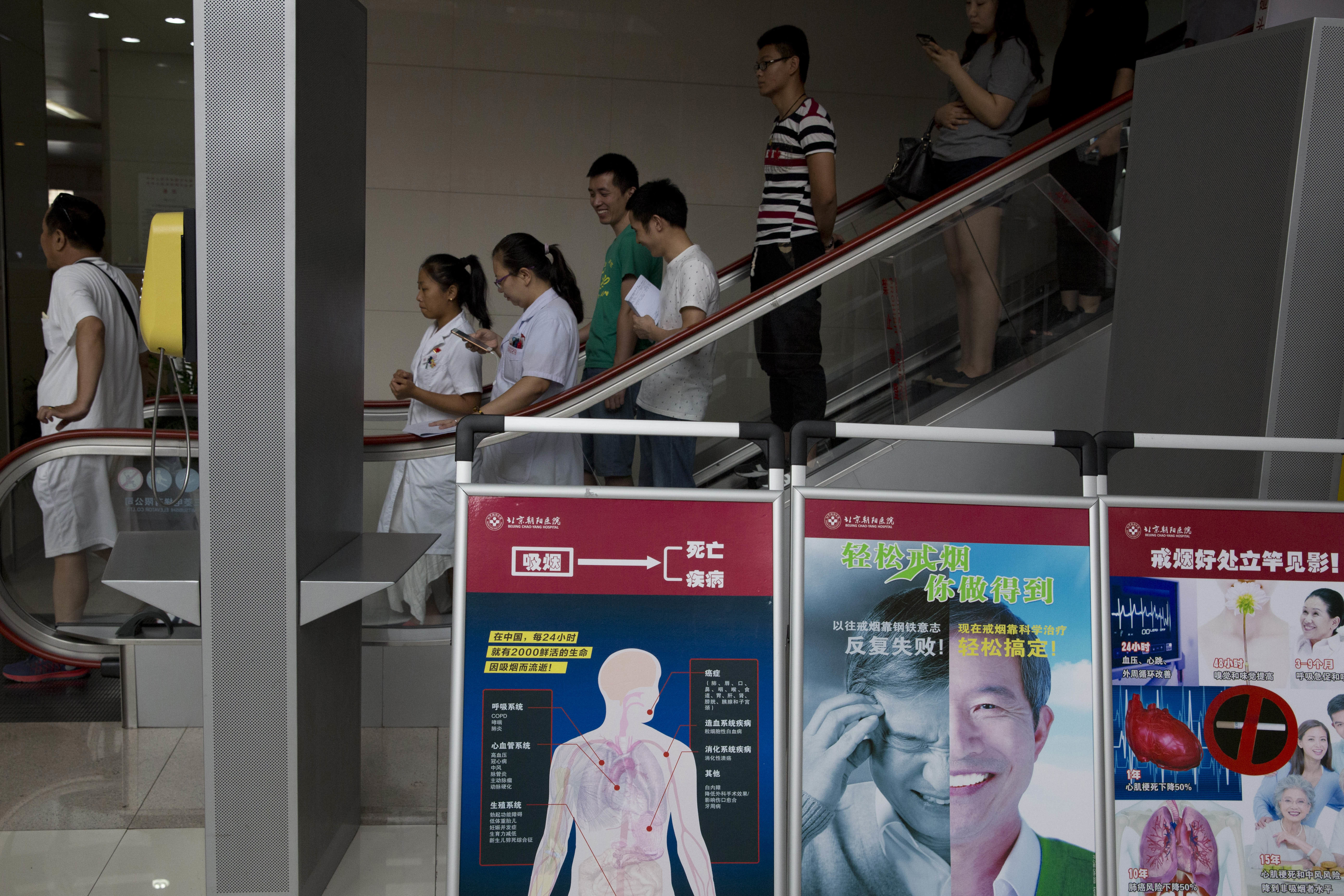 Arkivbild från Pekingsjukhuset Chaoyang, ett av många sjukhus som utför organtransplantationer. Kina hävdar att organtransplantationer från avrättade fångar förbjöds 2015. Insynen är minimal och det är därför svårt att kontrollera om det stämmer. Foto: Ng Han Guan/AP/TT