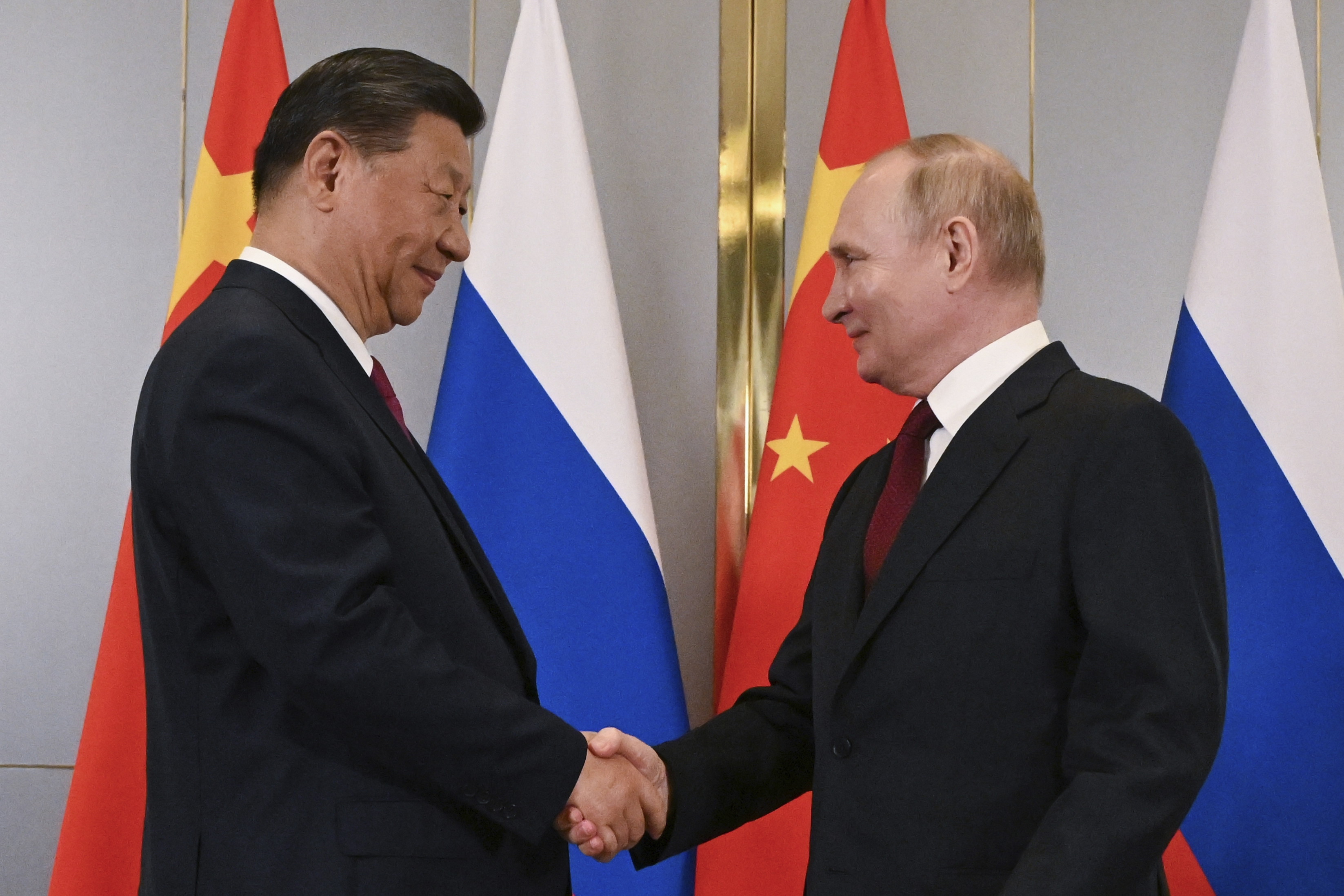 Kina har goda relationer till Ryssland – men anser sig vara neutrala i konflikten. Arkivbild. Foto: Sergey Guneyev/AP/TT