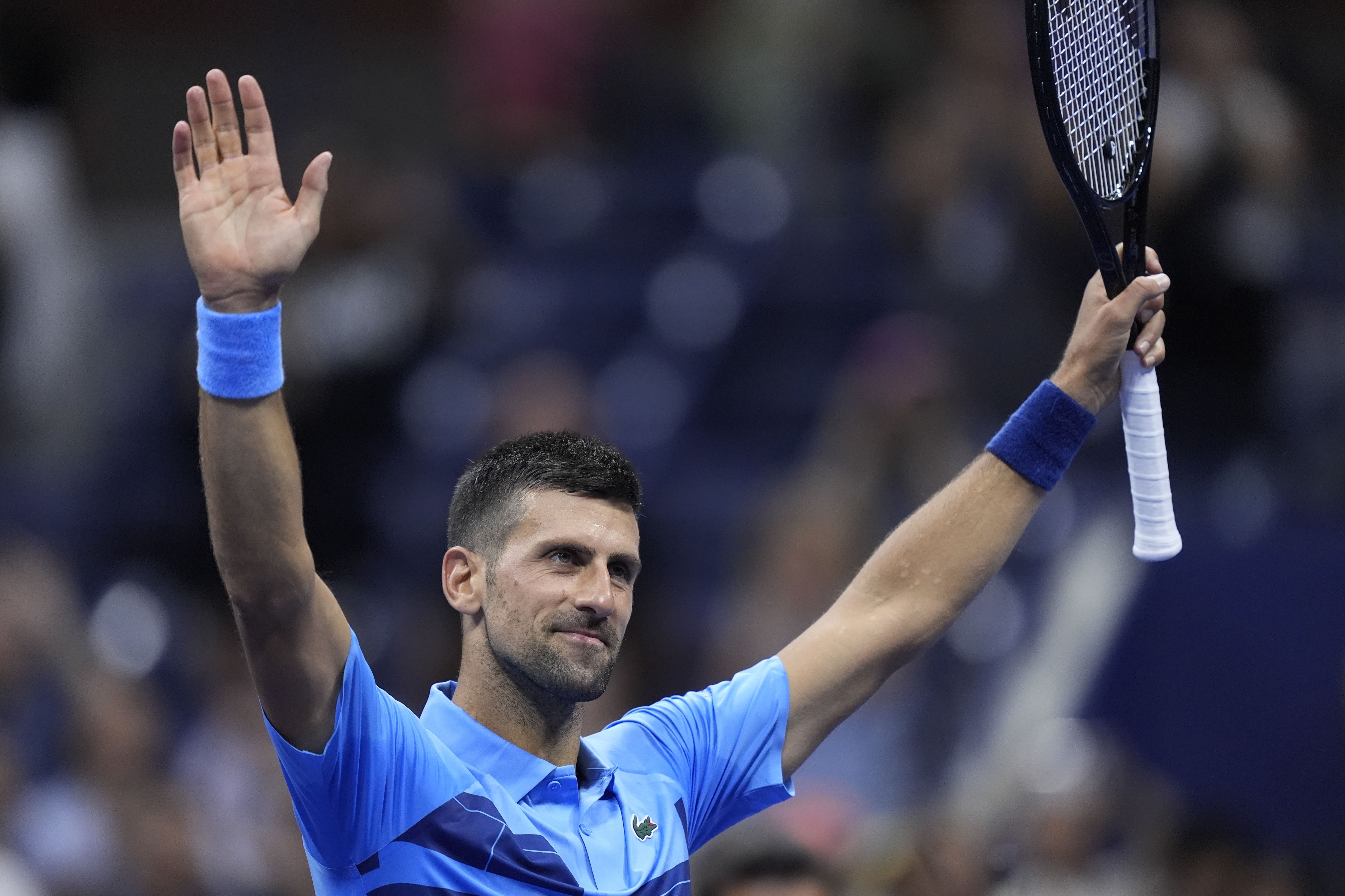 Novak Djokovic lyfter armarna efter segern mot moldaviern Radu Albot. Foto: Matt Rourke/AP/TT