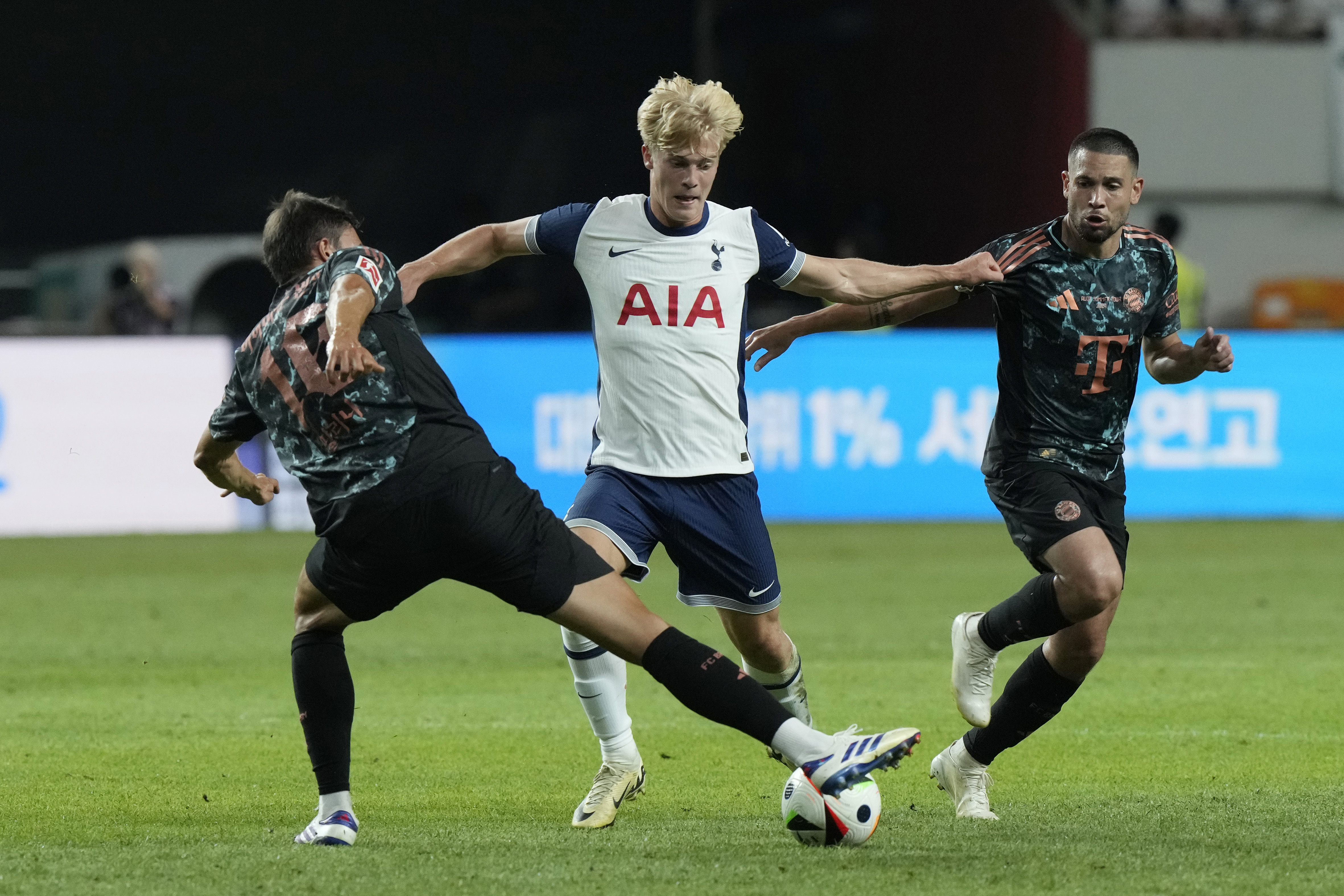 Tottenhams supertalang Lucas Bergvall (i mitten) är uttagen till A-landslagets samling i september. Arkivbild. Foto: Ahn Young-joon/AP/TT