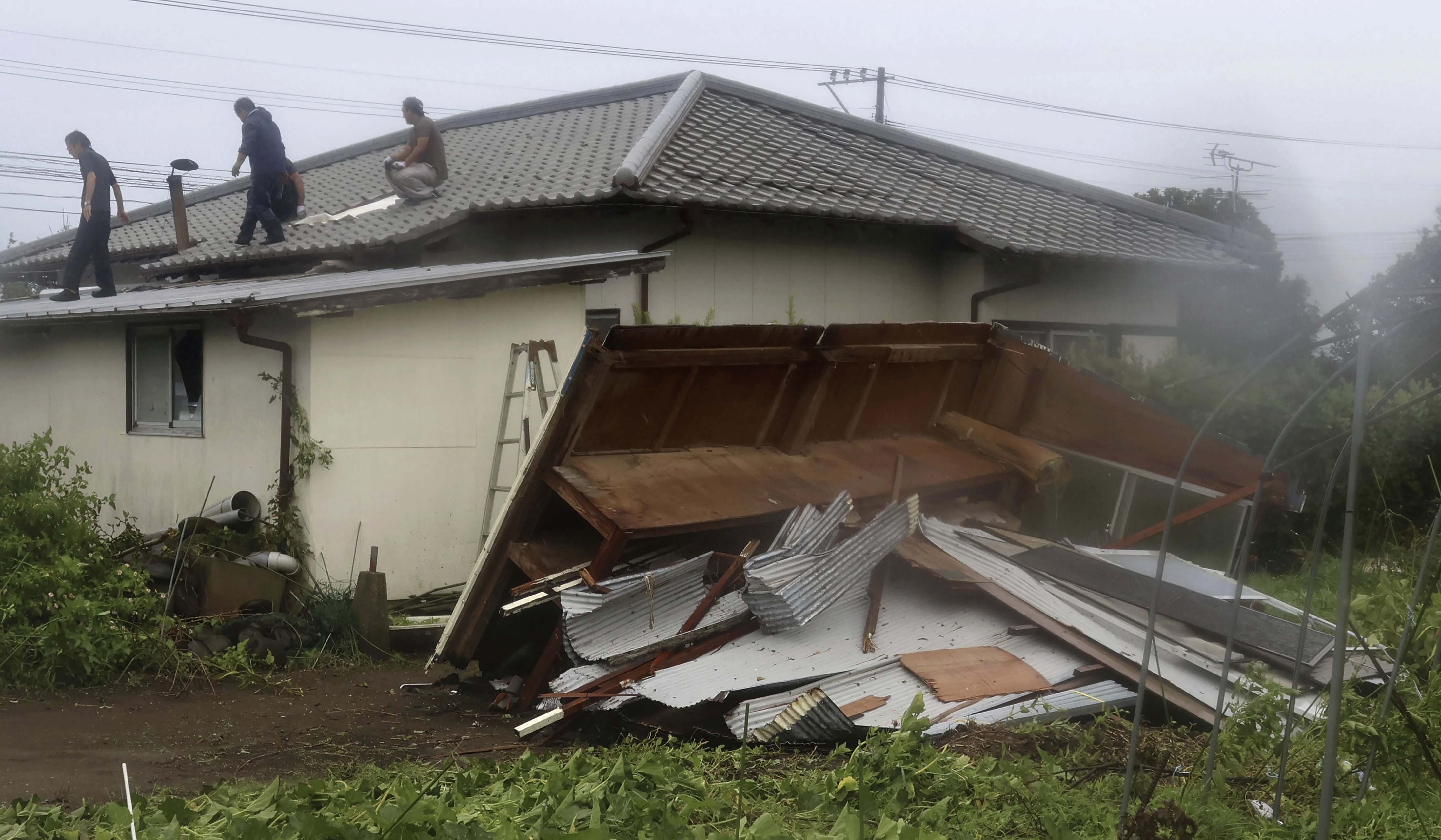 Ett hus som skadats nära staden Miyazaki i ovädret. Bild tagen på onsdagen. Foto: Kyodo News via AP/TT