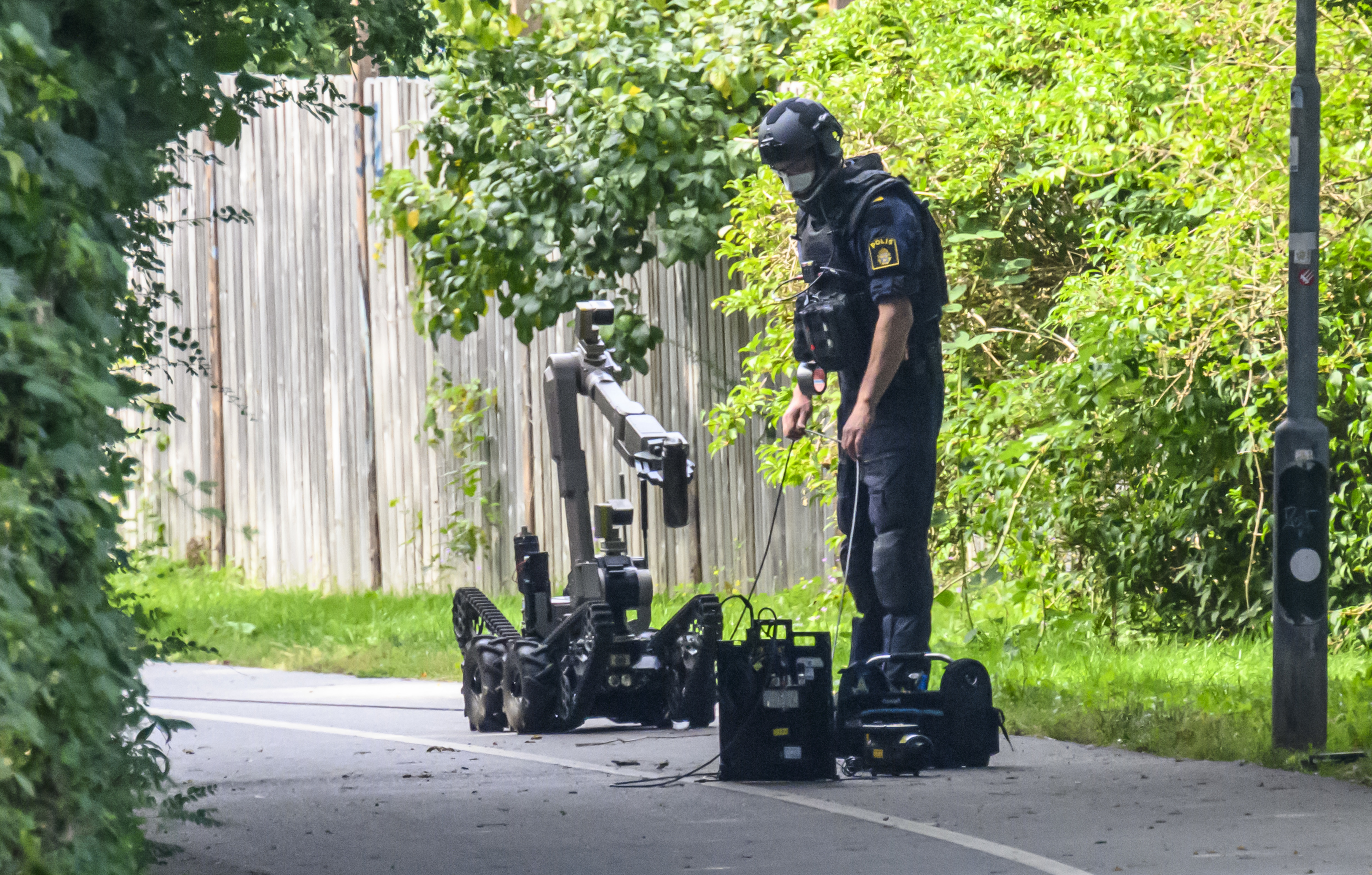 Polis och bombtekniker från Nationella bombskyddet undersökte misstänkt farliga föremål i Malmö med bombrobot på söndagen. Foto: Johan Nilsson/TT