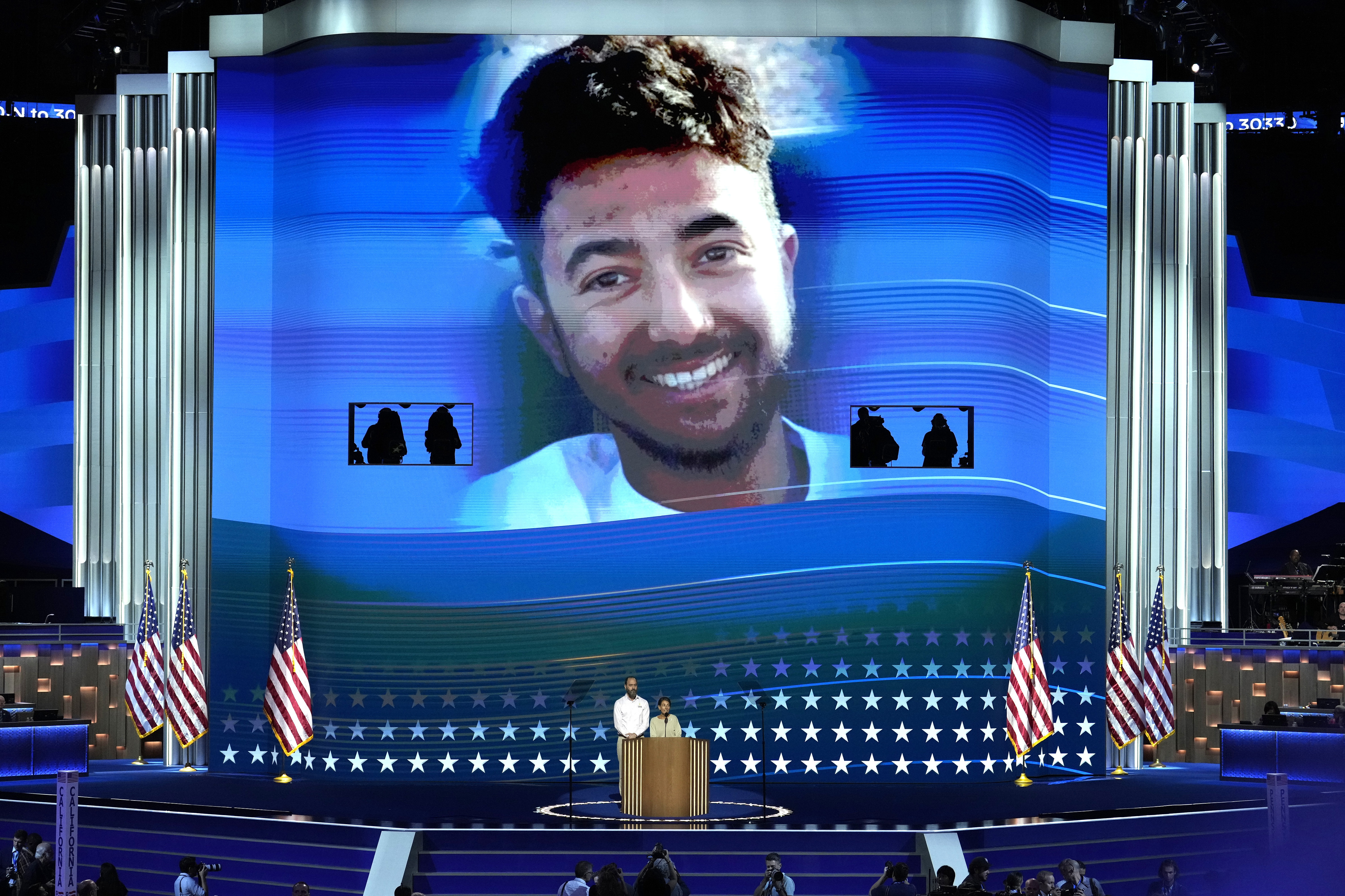 Hersh Goldberg-Polin syns på en skärm vid Demokraternas konvent i Chicago i augusti. Foto: J. Scott Applewhite/AP/TT