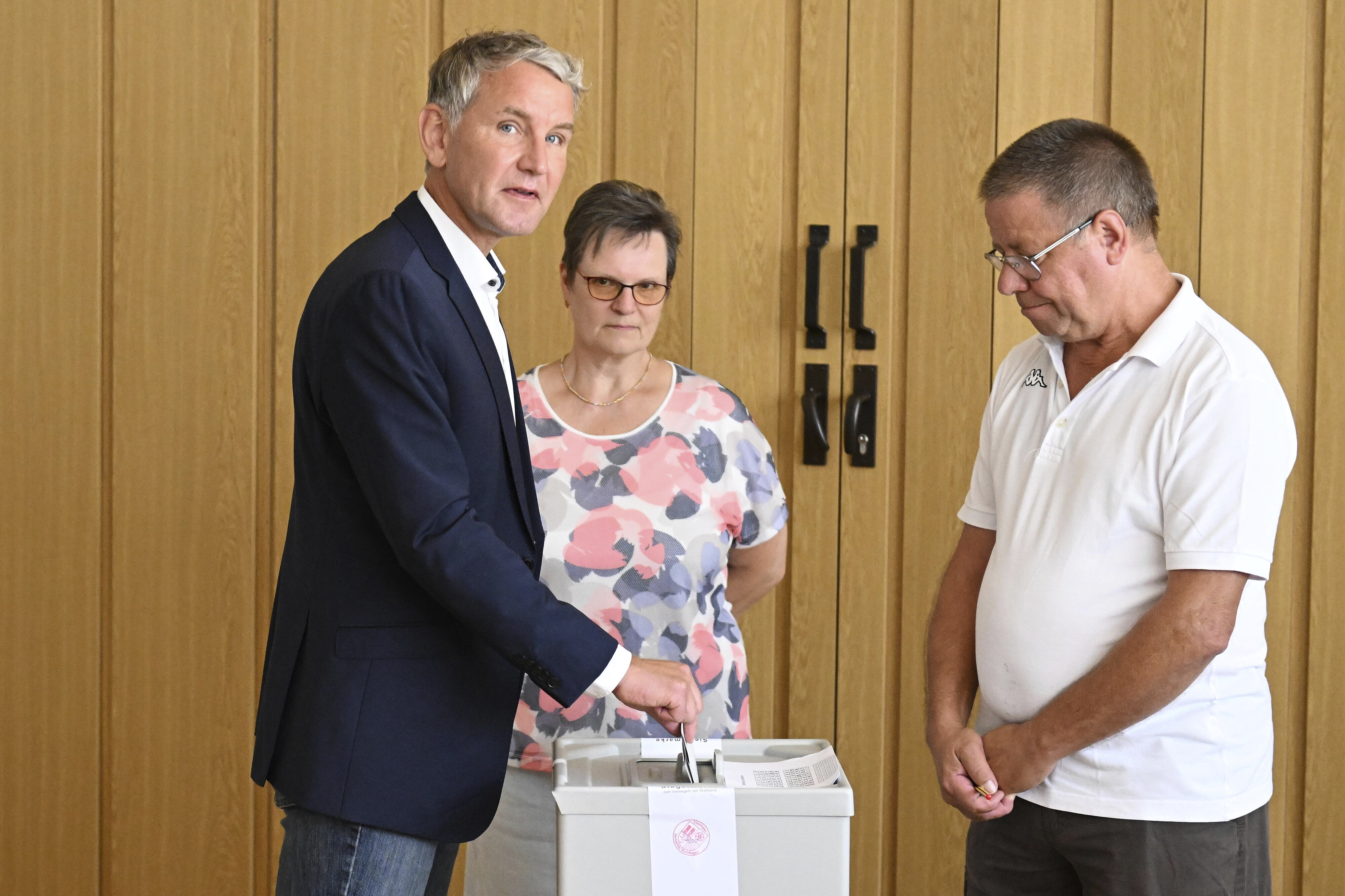Björn Höcke, ledare för högernationalistiska AFD i delstaten Thüringen, lägger sin röst i byn Bornhagen i Thüringen. Foto: Swen Pfortner/AP/TT
