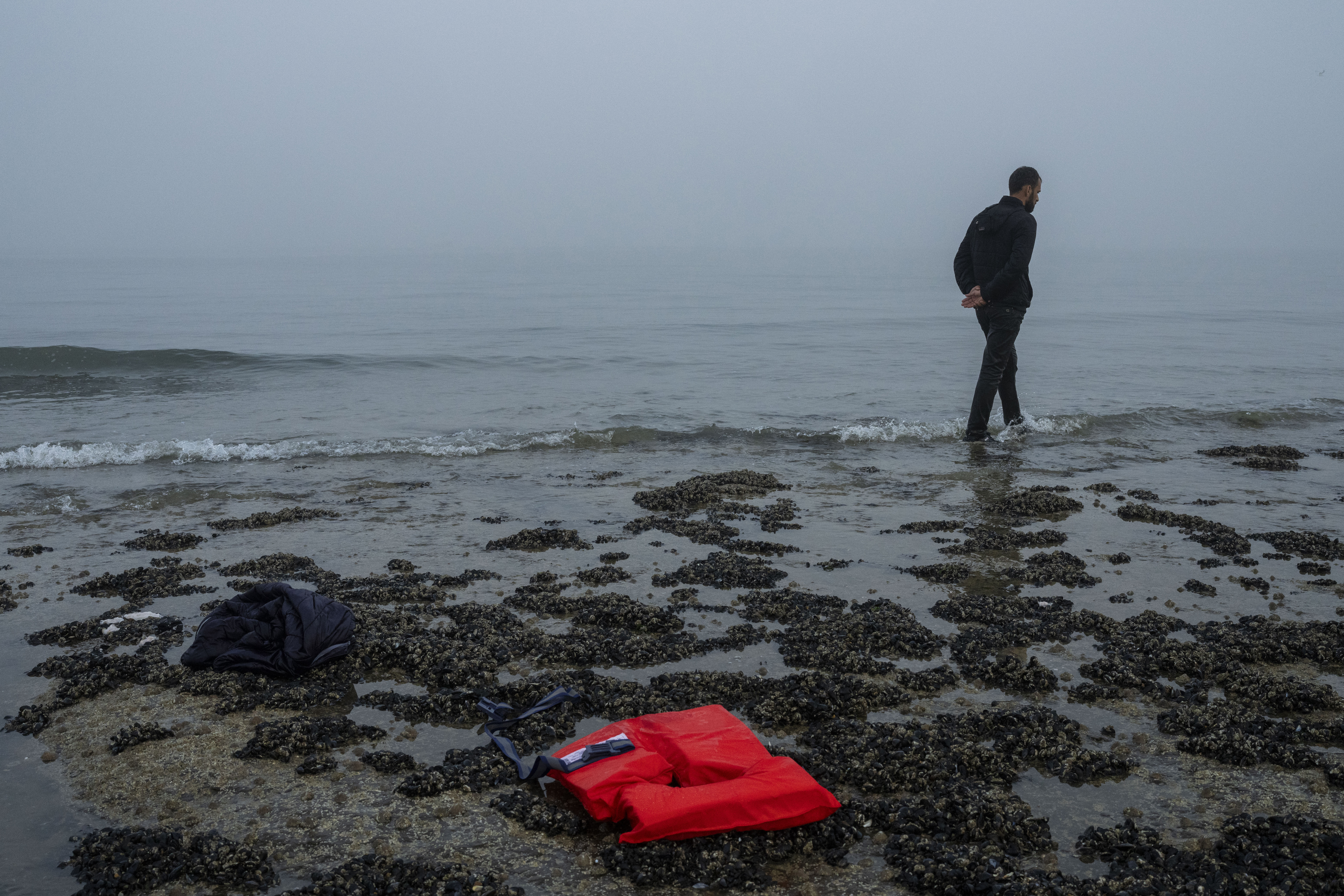 En kurdisk migrant som försökt korsa Engelska kanalen på en strand i norra Frankrike. Bilden är tagen vid ett tidigare tillfälle. Foto: Bernat Armangue/AP/TT