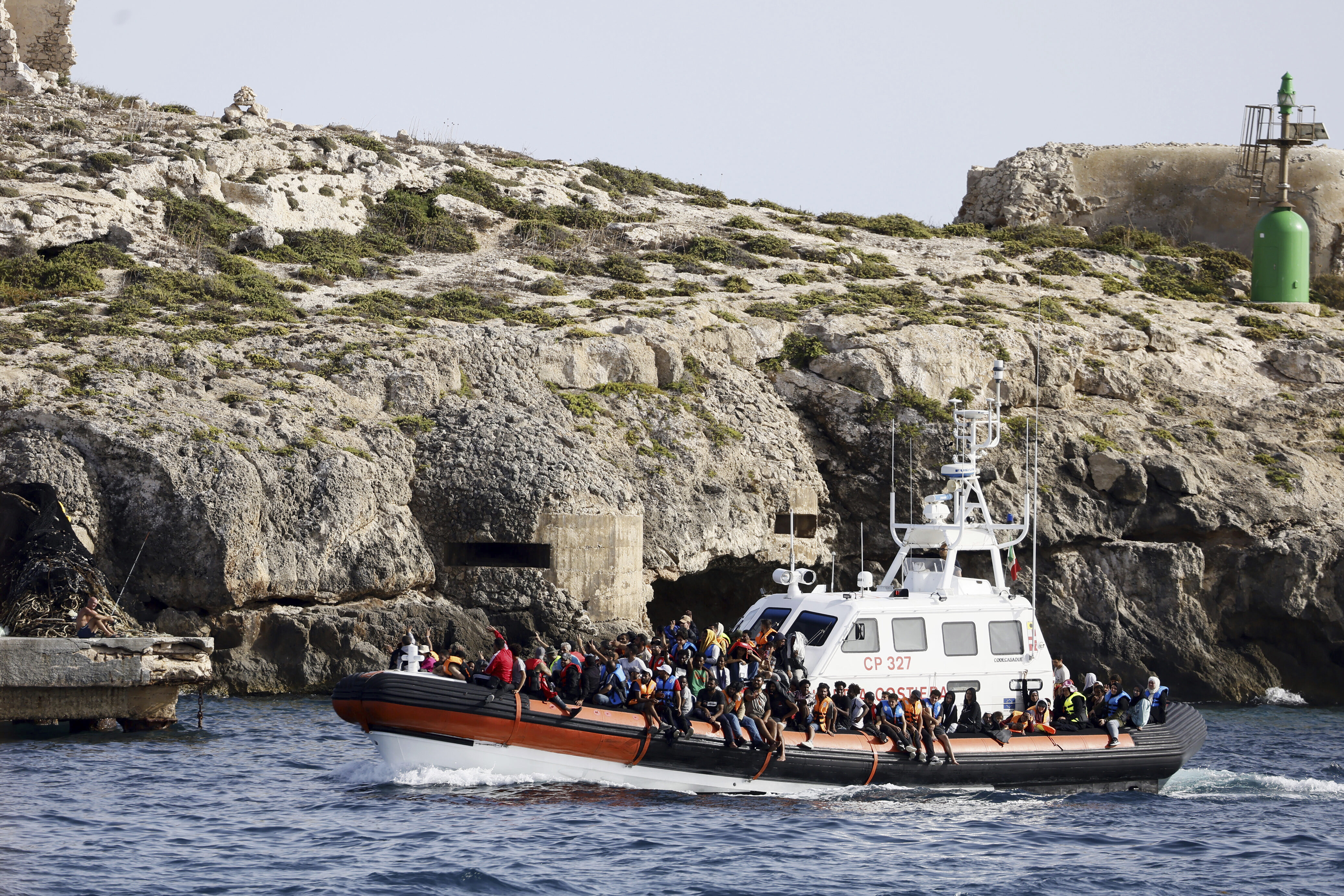 Italiensk kustbevakning vid en tidigare insats att rädda skeppsbrutna migranter på Medelhavet. Arkivbild. Foto: Cecilia Fabiano/AP/TT