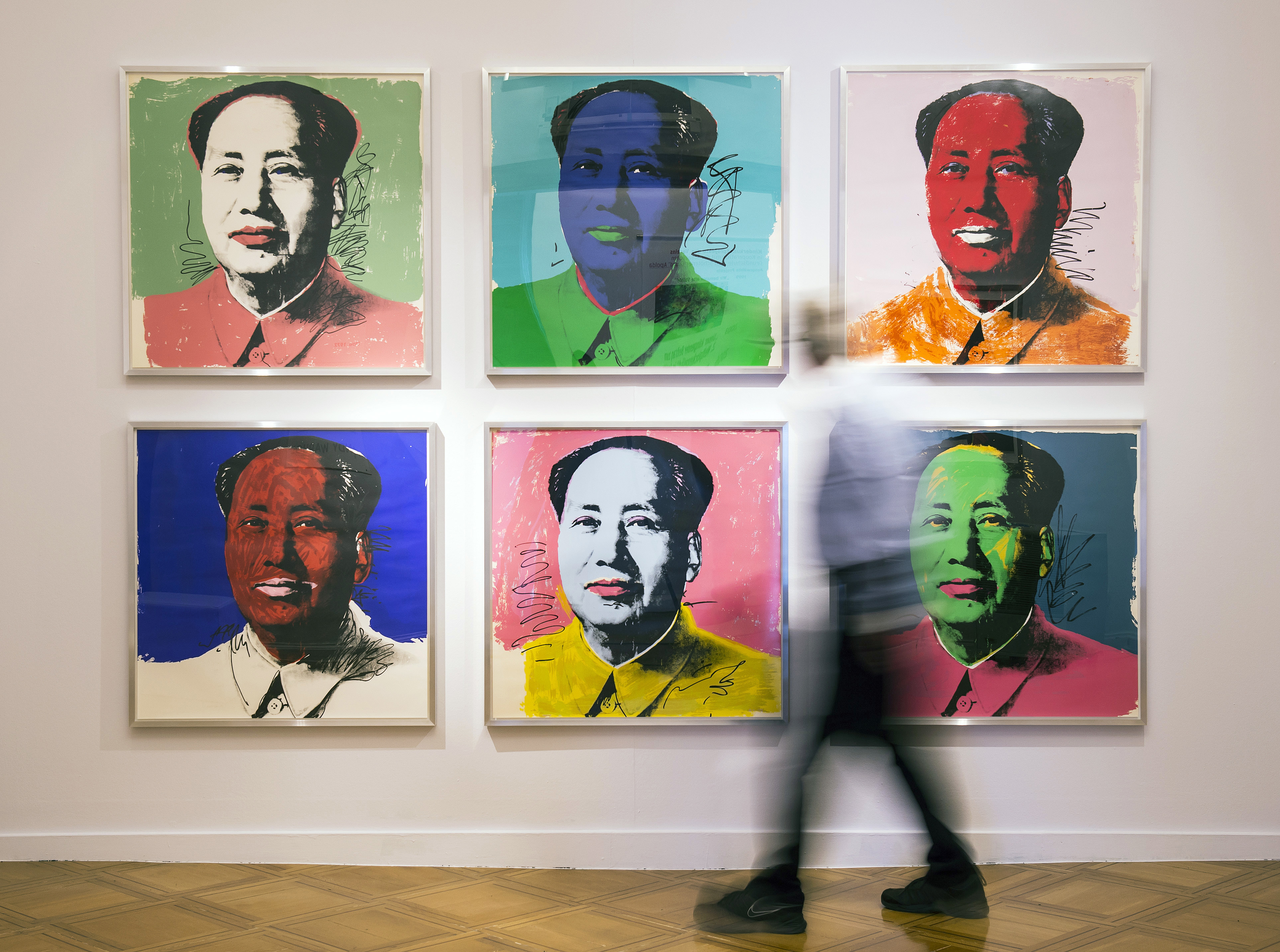 Ett Warhol-tryck av Mao Zedong hör till det som nu försvinner från väggarna på vårdcentralen i Sjöbo. Arkivbild från en utställning Tyskland 2018. Foto: Jens Meyer/AP Photo/TT