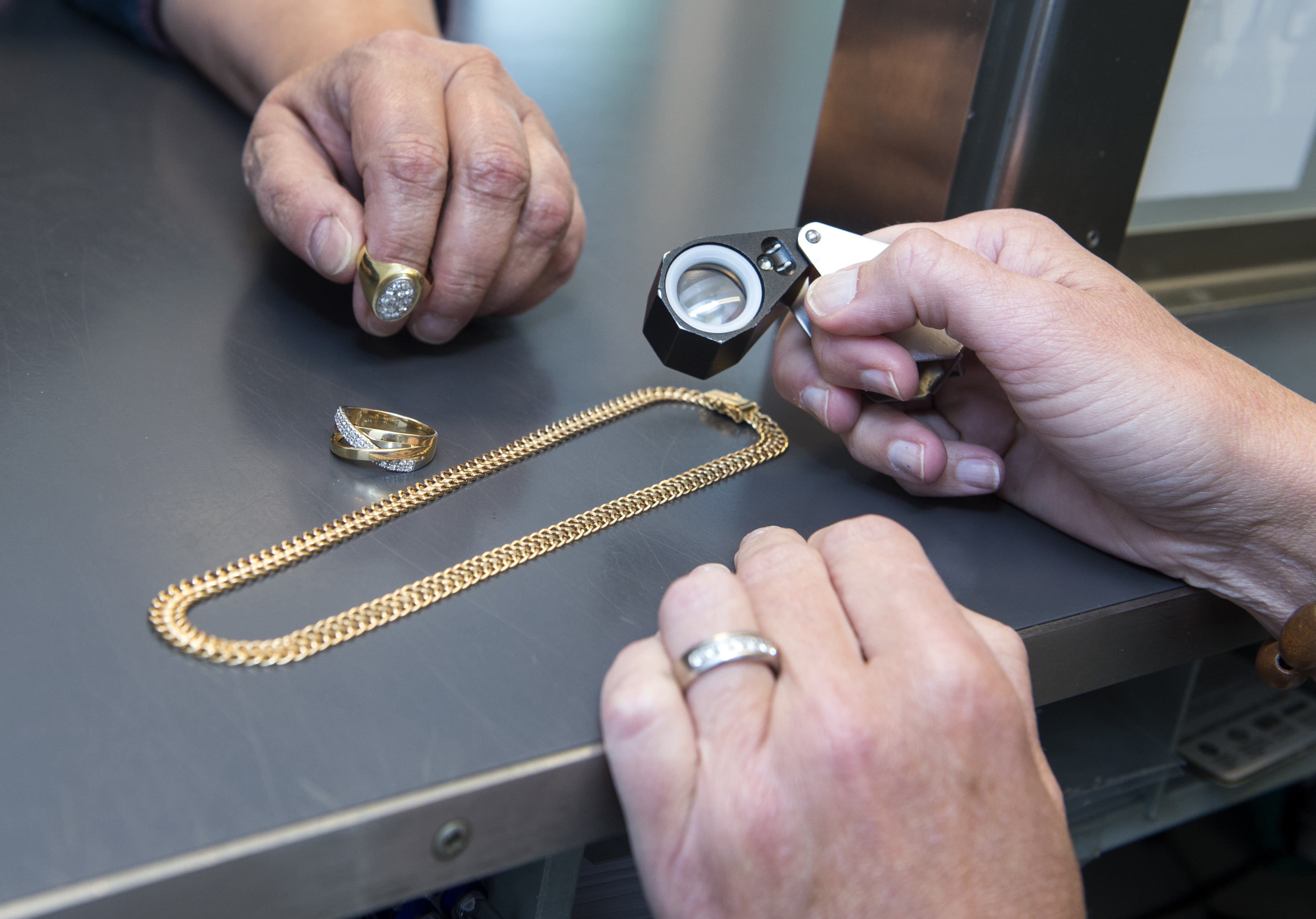 Guldet glimrar hos landets pantbanker. Arkivbild. Foto: Bertil Ericson/TT