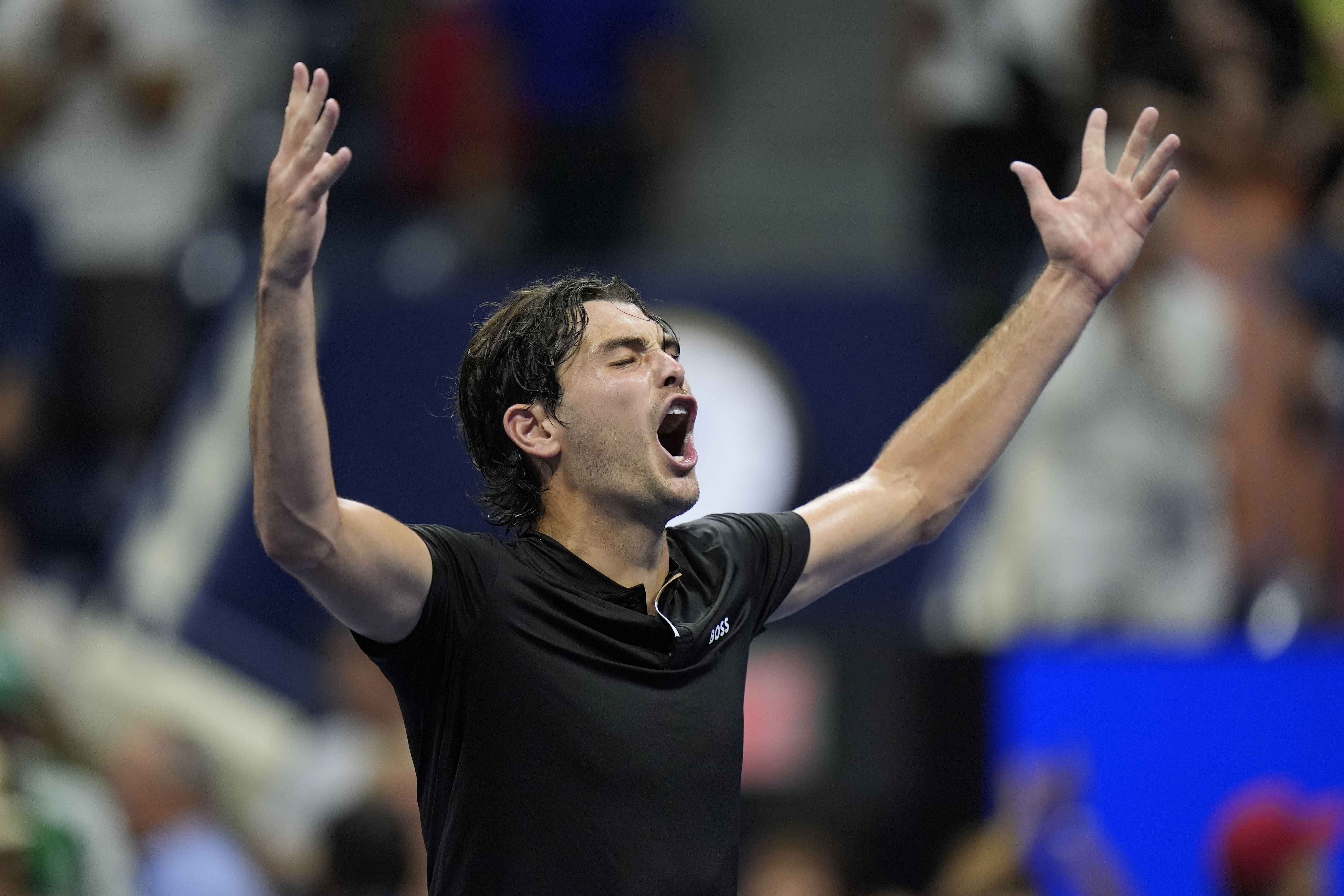 Det blir amerikanen Taylor Fritz som får ta sig an världsettan Jannik Sinner i helgens final i US Open. Foto: Seth Wenig/AP/TT