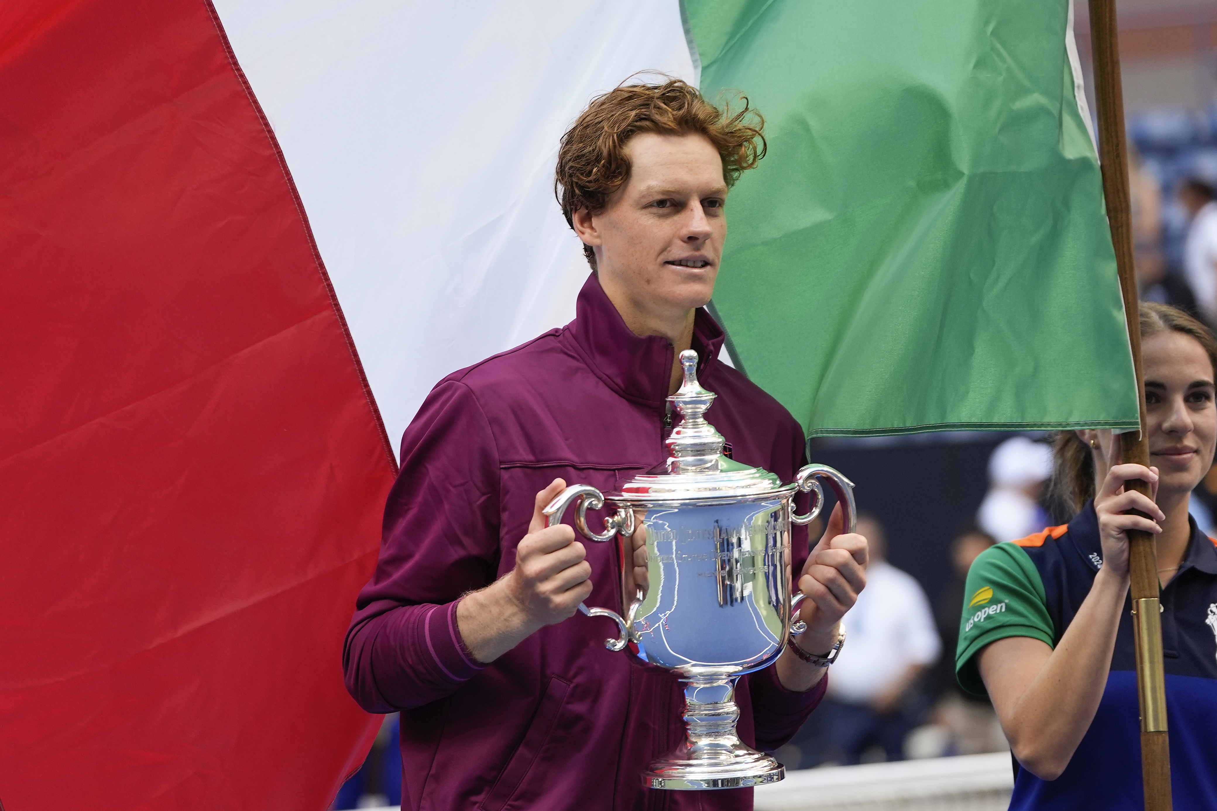 Jannik Sinner med US Open-pokalen. Foto: Julia Nikhinson/AP/TT