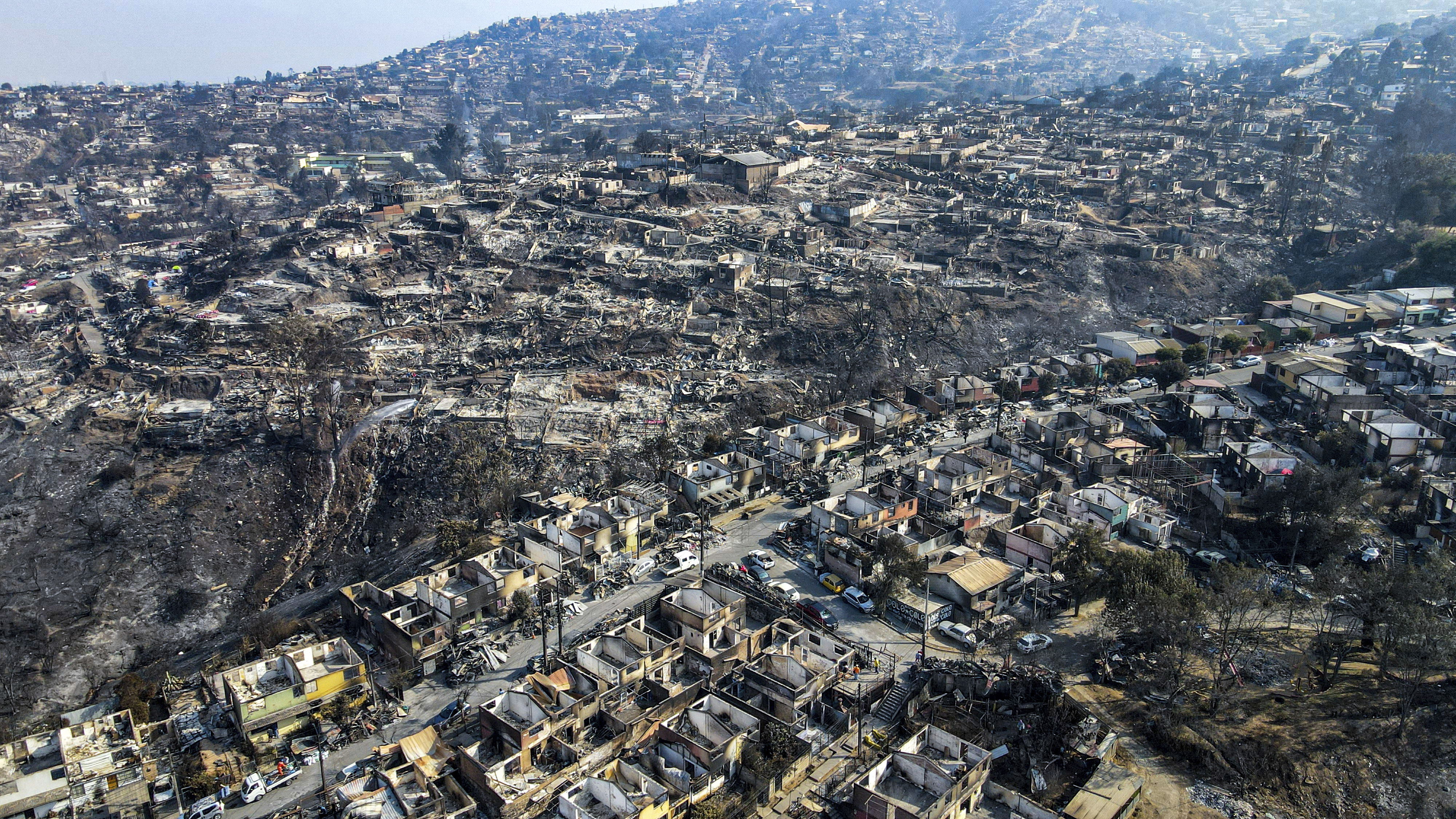 Förödelse i staden Viña del Mar efter skogsbränderna i februari. Arkivbild. Foto: Esteban Felix/AP/TT