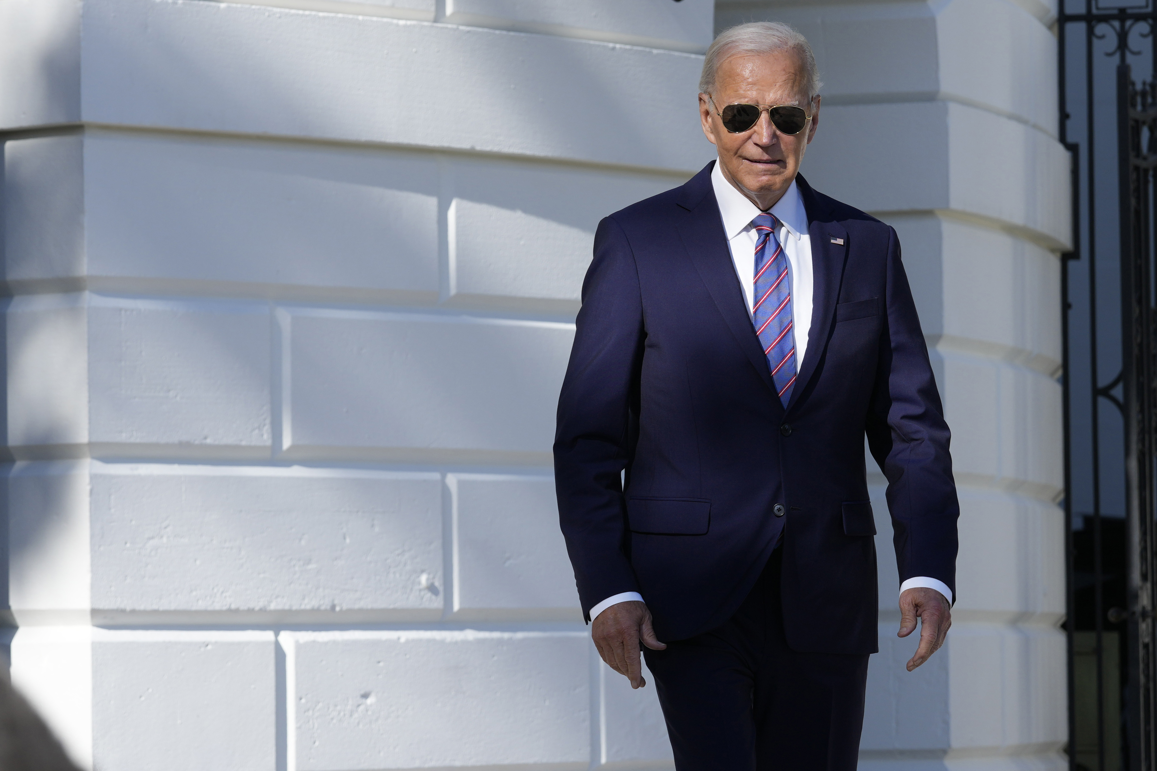 USA:s president Joe Biden säger att USA arbetar med frågan om Ukraina ska få mer långdistansvapen och tillåtelse att använda dem mot mål långt in i Ryssland. Foto: Susan Walsh/AP/TT