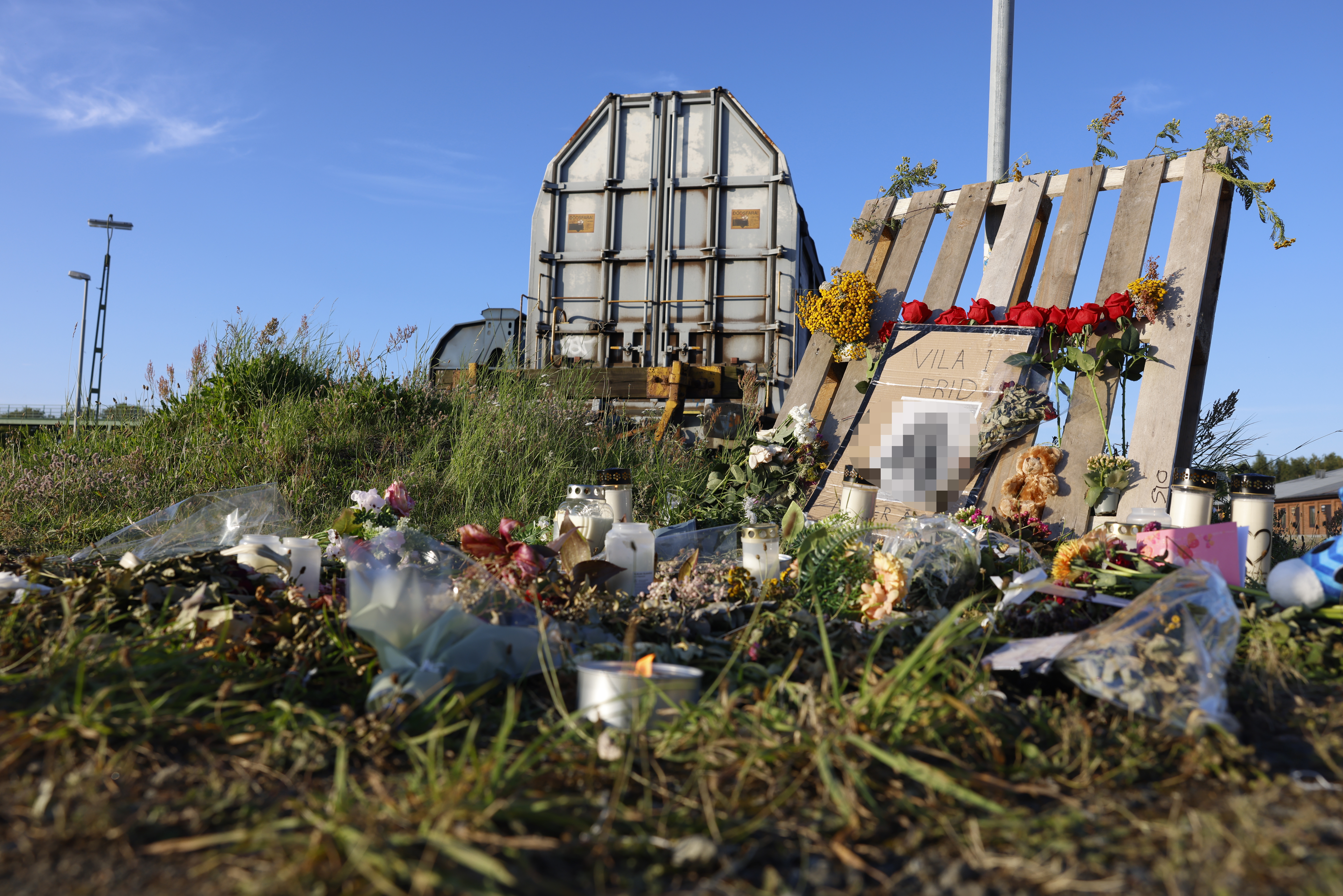 Minnesplats på bangården i Landskrona för flickan som mördades i somras. Arkivbild från juli. Foto: Andreas Hillergren/TT