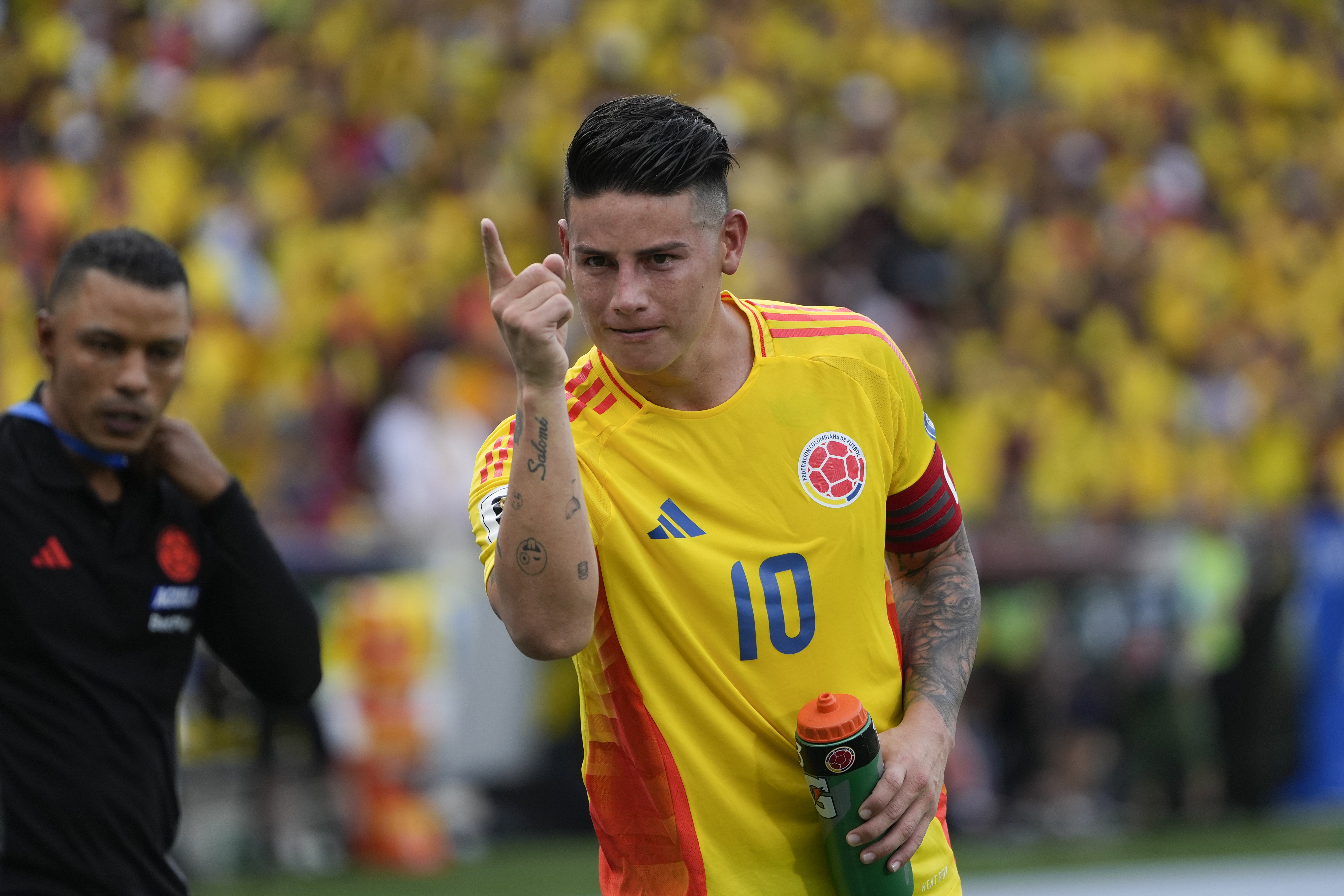 Colombias James Rodriguez jublar efter att ha satt en straff i 2–1-segern mot Argentina i kvalet inför VM 2026. Foto: Ricardo Mazalan/AP/TT