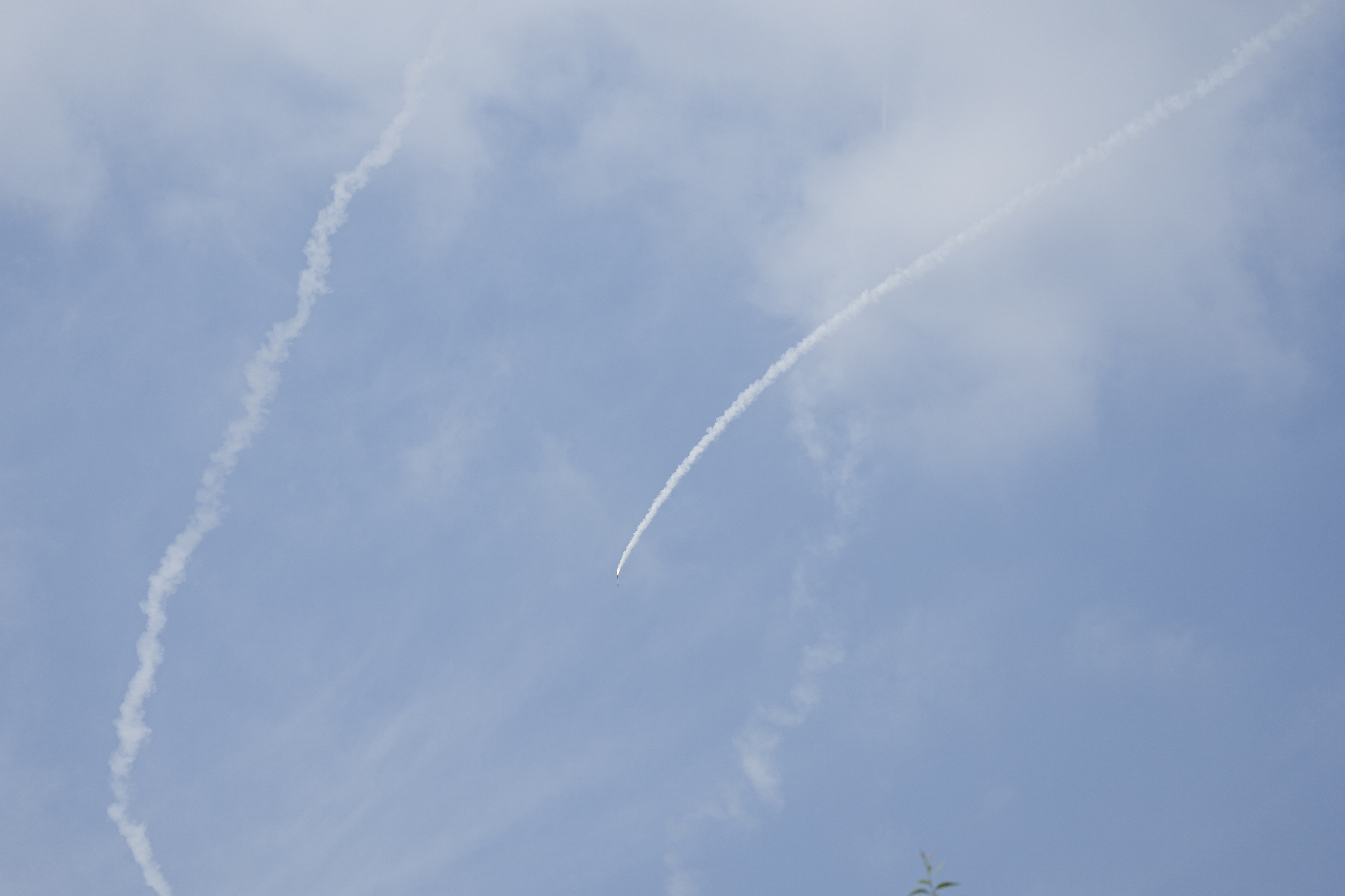 Israeliskt luftförsvar som stoppar en raket från Gazaremsan den 8 oktober. Foto: Ohad Zwigenberg/AP/TT