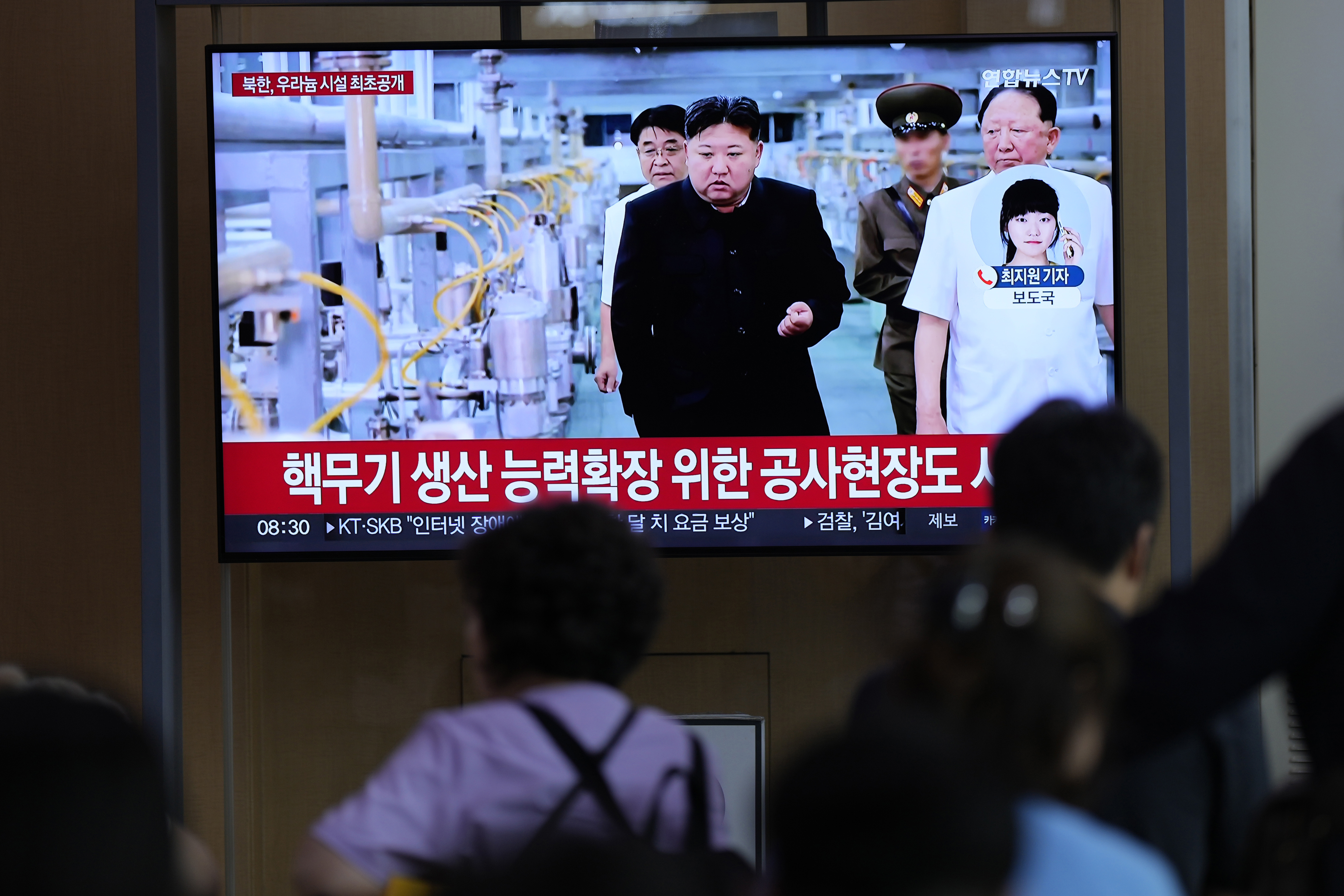 En nyhetssändning på en tv-skärm i Seouls tunnelbana med bilder som uppges visa Kim Jong-Un vid en anläggning som sysslar med anrikning av uran i syfte att tillverka kärnvapen. Foto: Lee Jin-man/AP/TT
