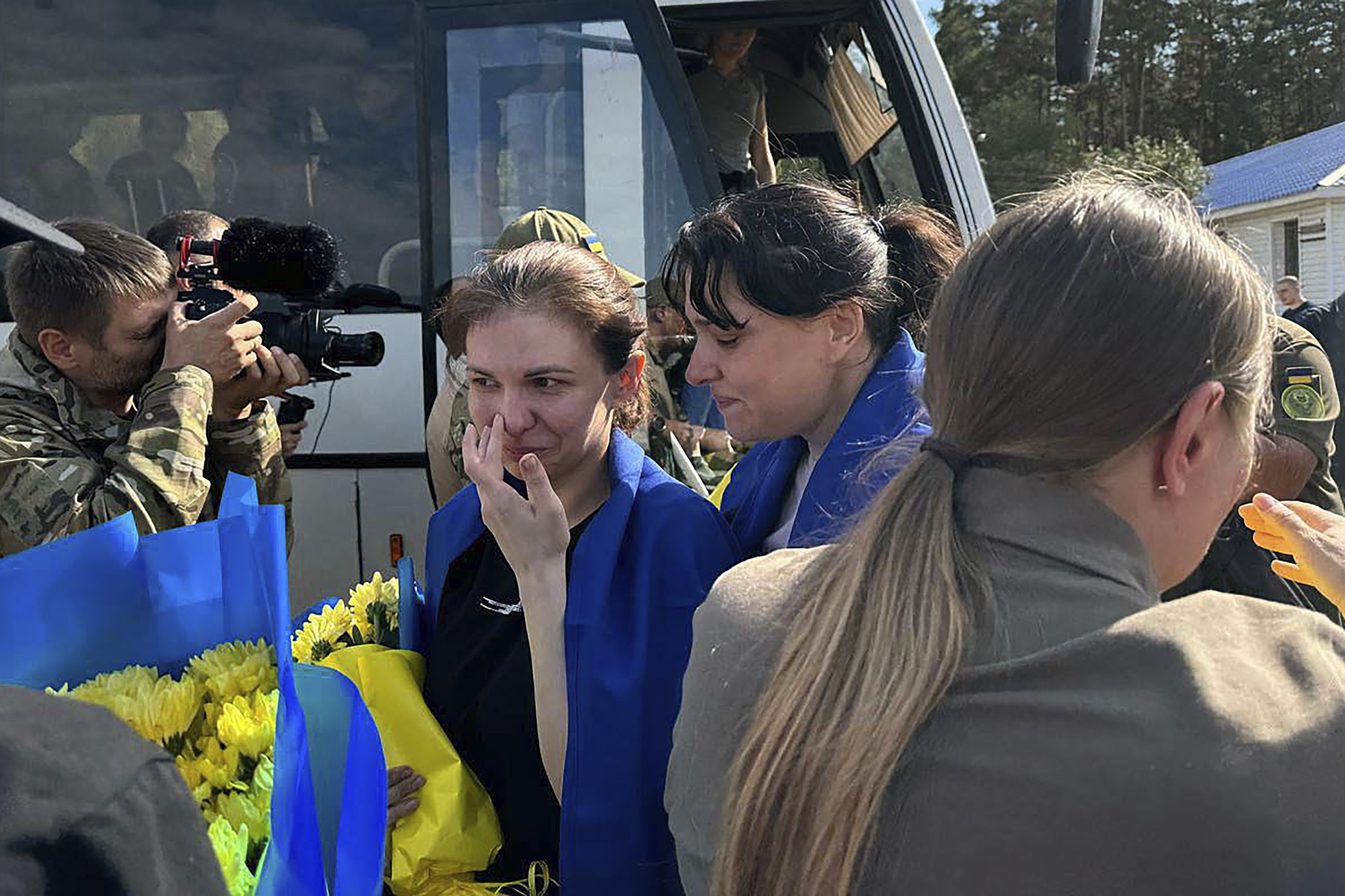 Utväxlade ukrainska krigsfångar tas emot vid hemkomst till Ukraina på fredagen. Foto: Ukrainas presidentkansli via AP/TT