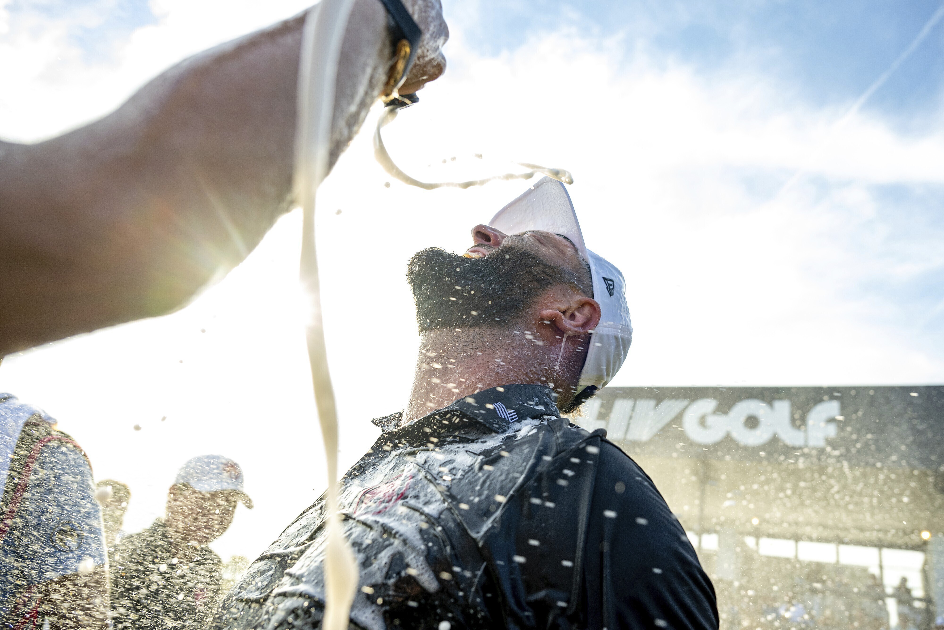 Jon Rahm firar segern i LIV-touren. Foto: Charles Laberge/AP/TT