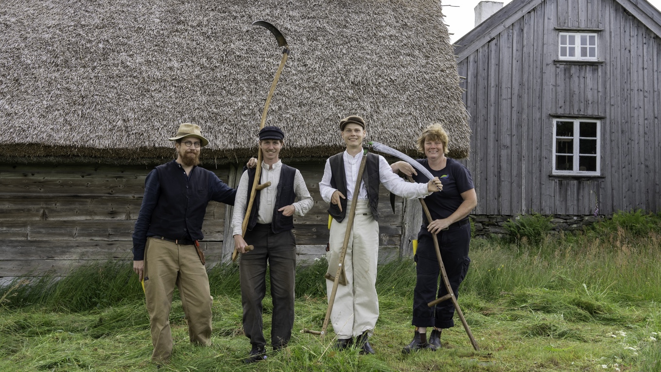 Personalen på kulturreservatet Äskhult använder tidsenliga metoder för att ta hand om markerna. Foto: Västkuststiftelsen