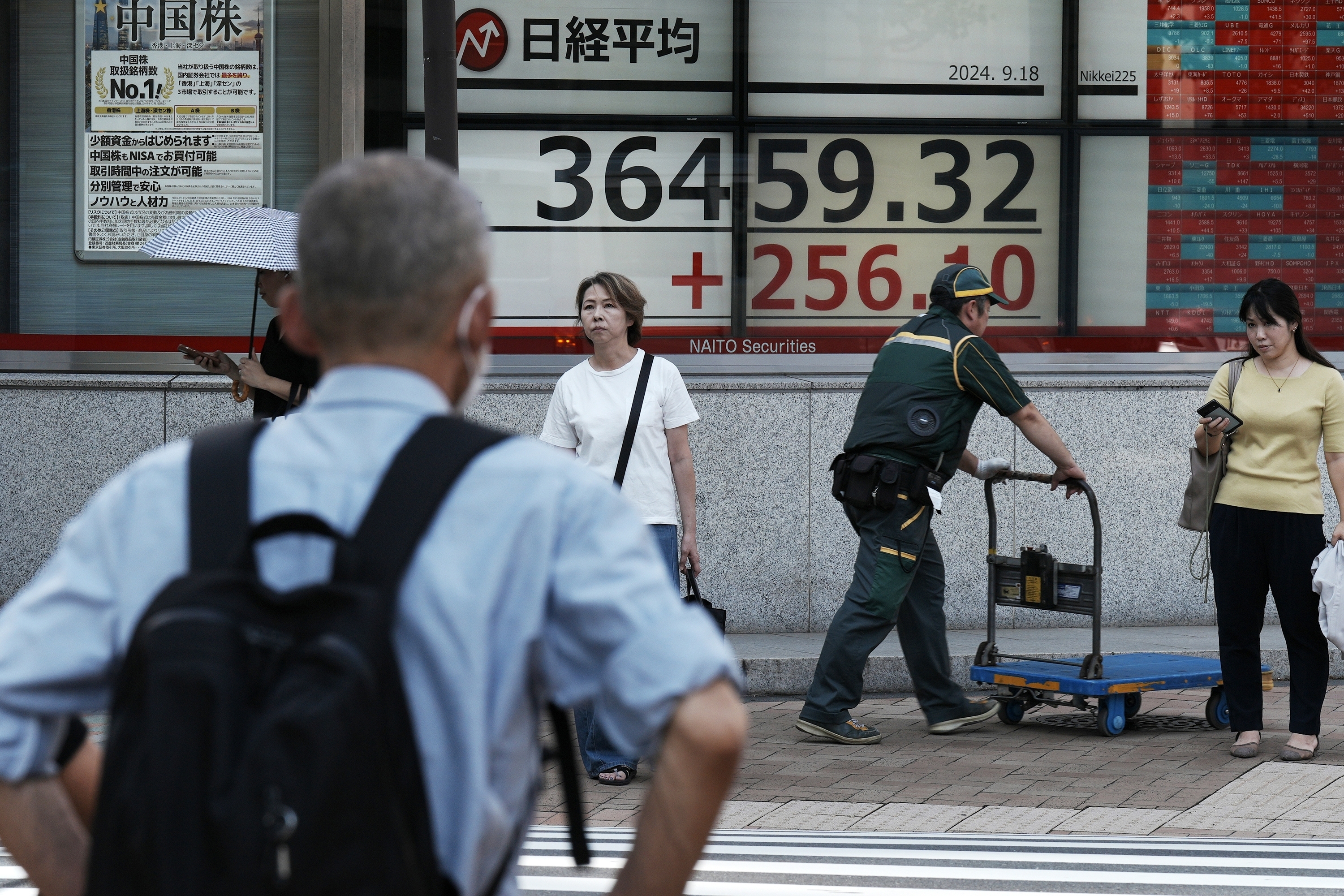 Relativt glatt på Tokyobörsen. Foto: Eugene Hoshiko/AP/TT