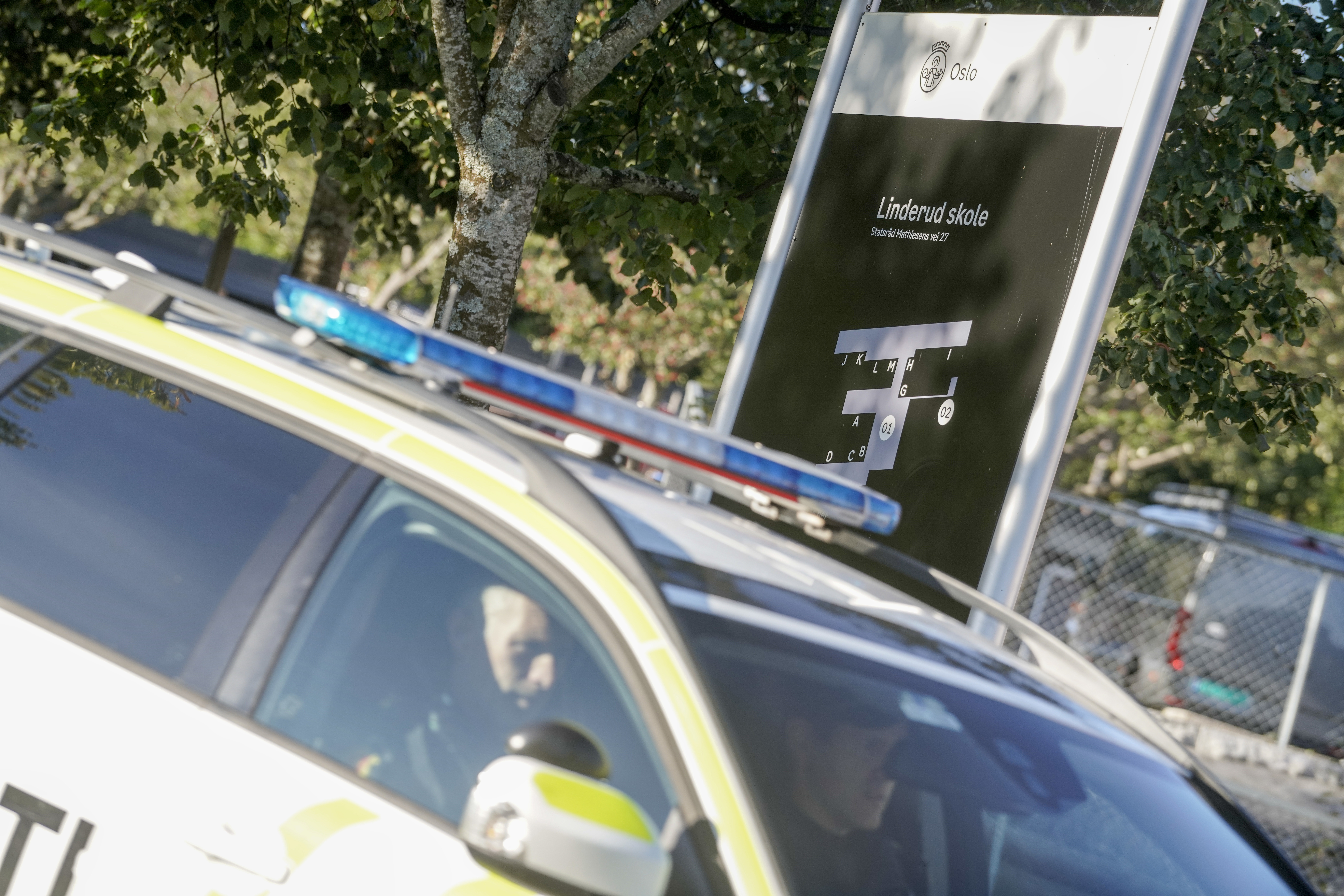 Polis på plats vid Linderuds skole i Oslo. Foto: Thomas Fure/NTB/TT