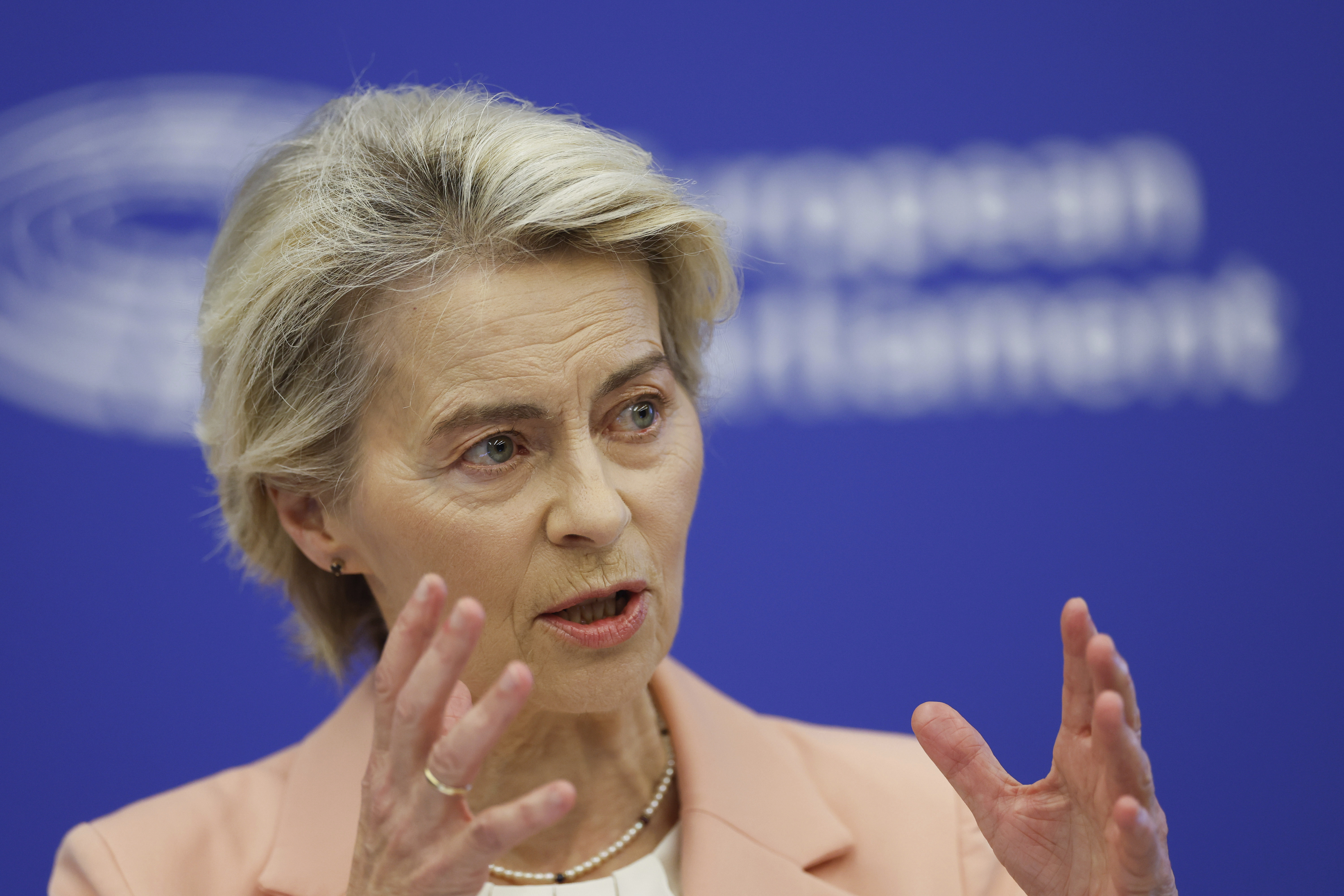 EU-kommissionens ordförande Ursula von der Leyen åker till Kiev på fredag. Arkivbild. Foto: Jean-Francois Badias/AP/TT