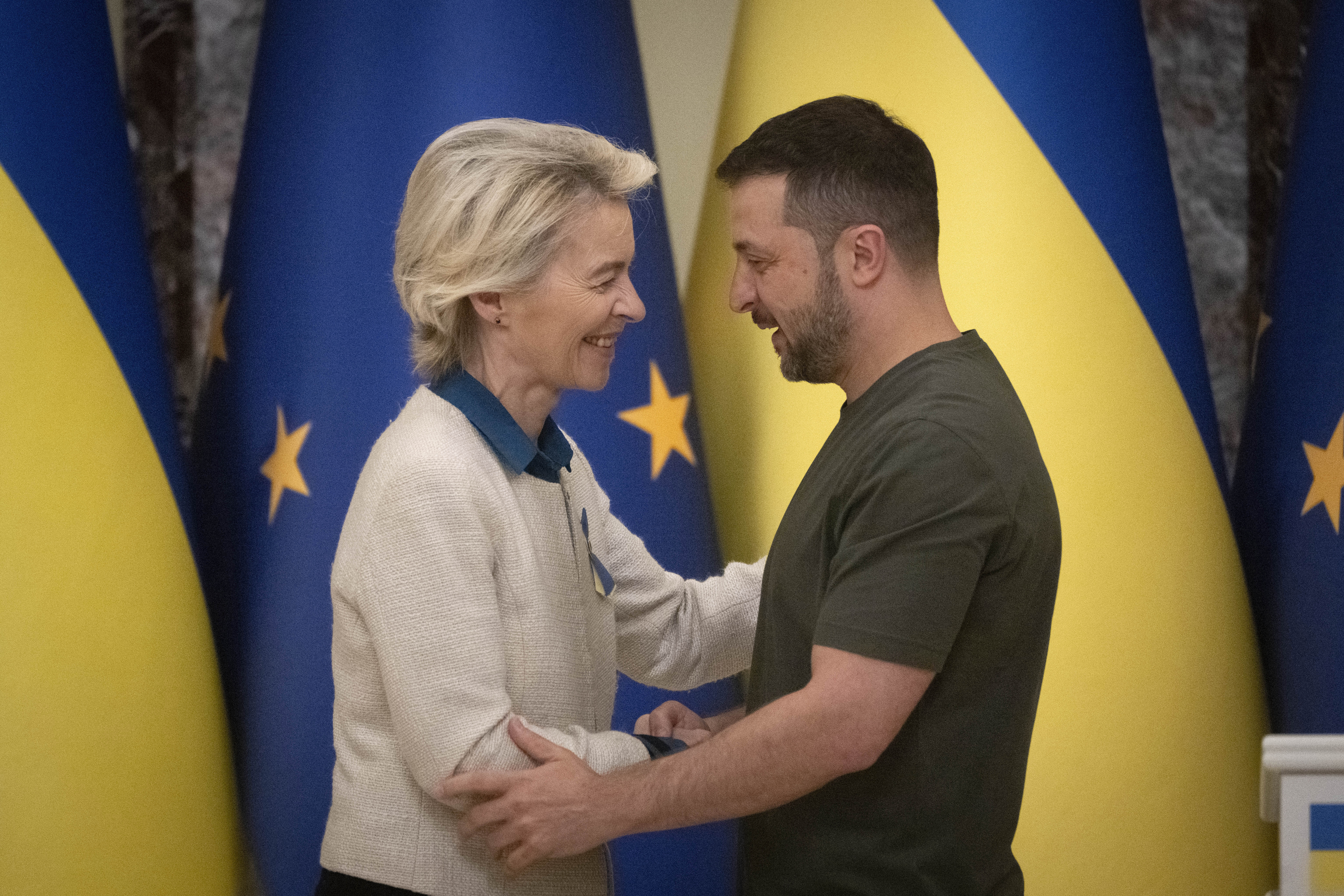 EU-kommissionens ordförande Ursula von der Leyen och Ukrainas president Volodymyr Zelenskyj i Kiev på fredagen. Foto: Efrem Lukatsky/AP/TT