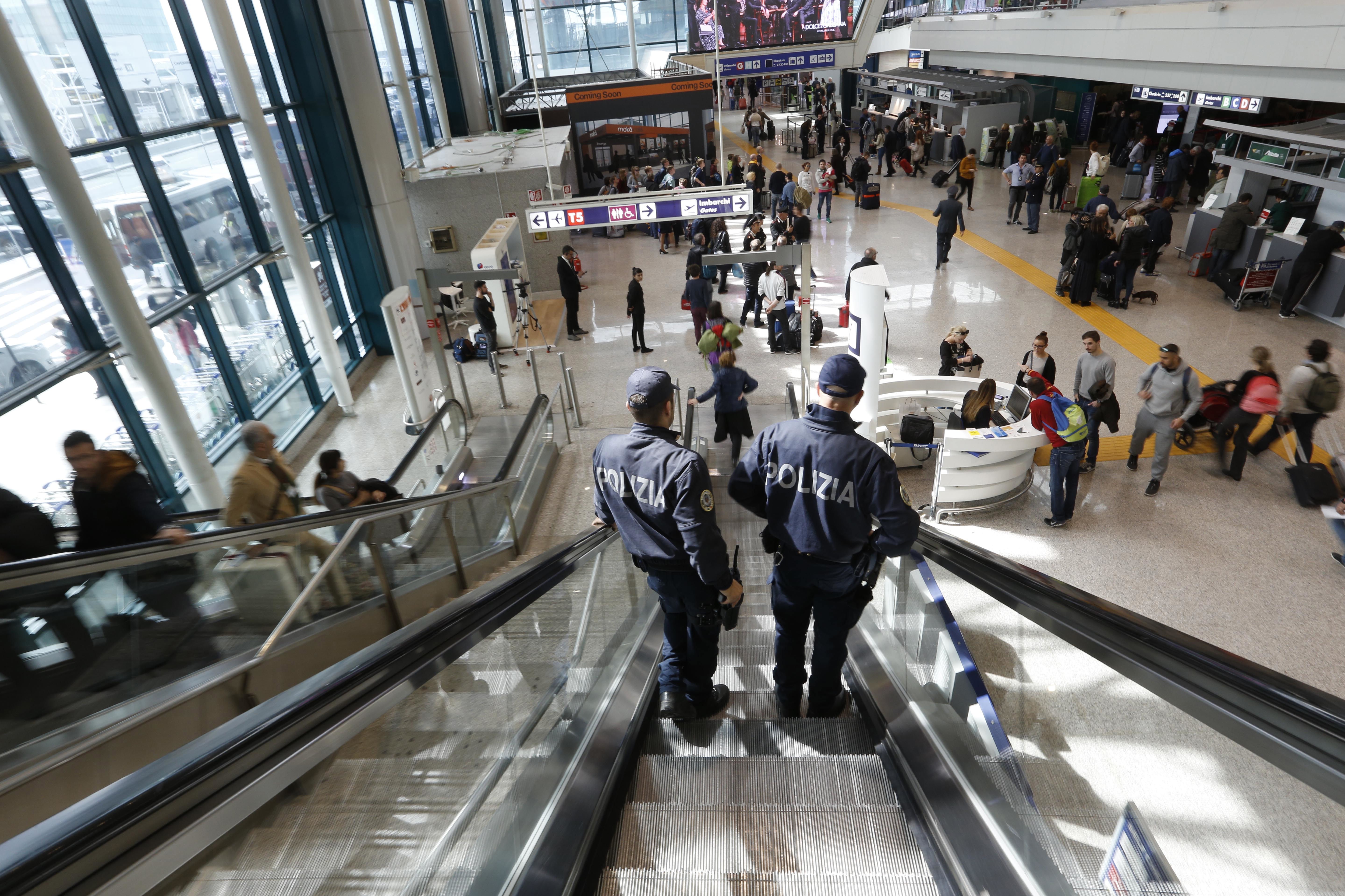 En 65-årig man har gripits på Fiumicino-flygplatsen i Rom misstänkt för ett dubbelmord i Melbourne i Australien för 47 år sedan. Arkivbild. Foto: Alessandra Tarantino/AP/TT