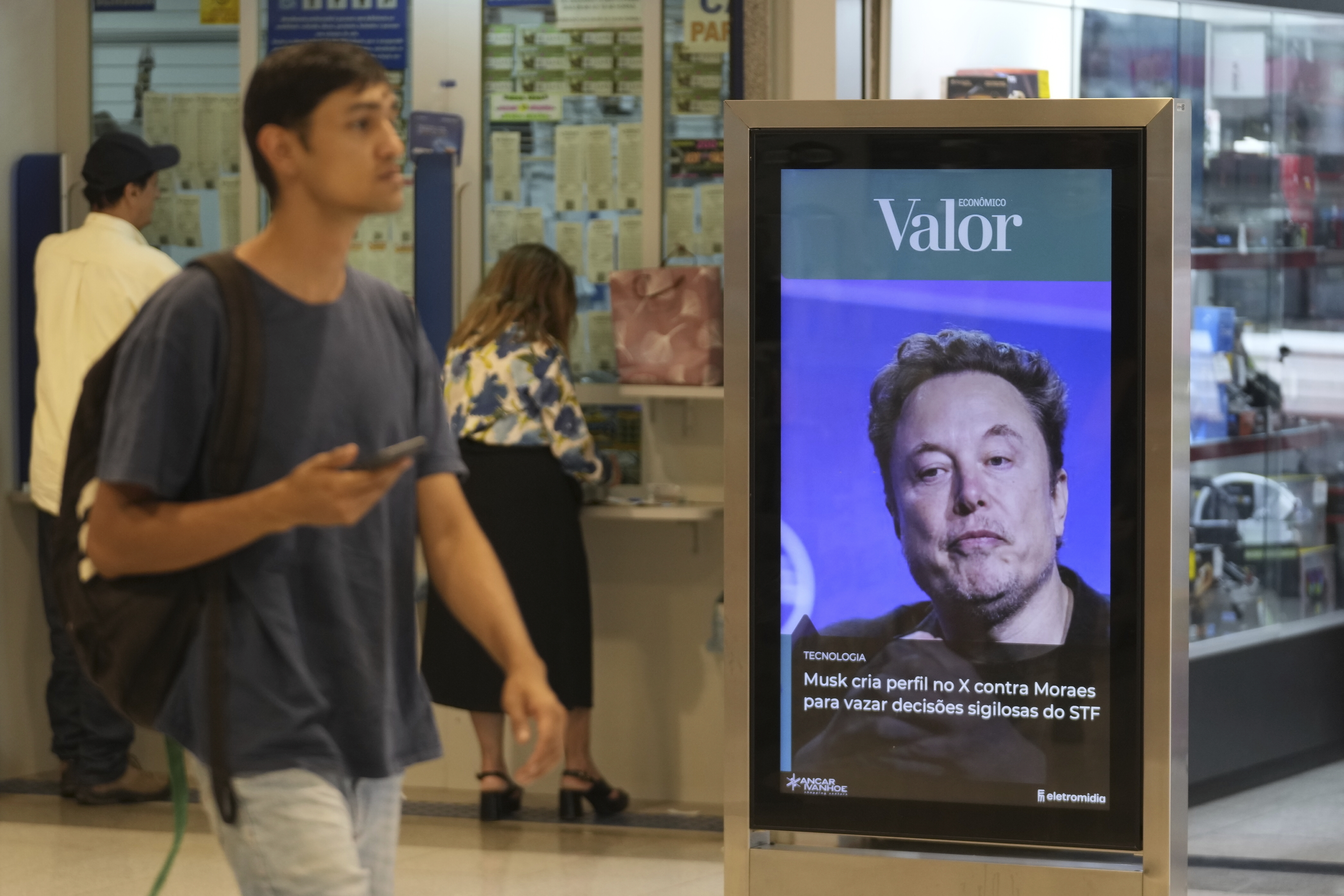 På bilden ses X-ägaren Elon Musk som nu väljer att lägga sig platt inför Brasiliens krav. Arkivbild. Foto: Eraldo Peres/AP/TT