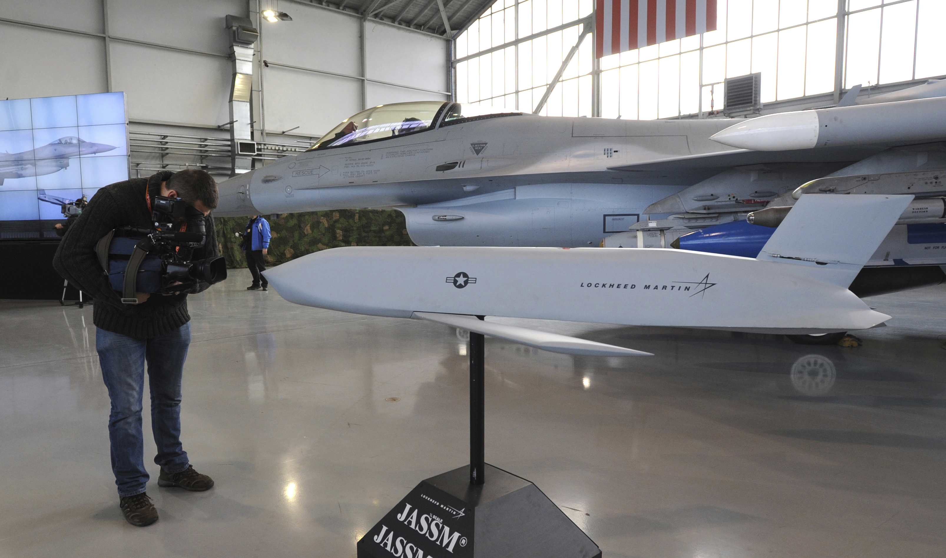 En äldre modell av den robot av typen JAMSS som USA kan vara på väg att förse Ukraina med. Roboten kan hängas på de USA-tillverkade F16-plan som Ukraina fått av länder i Europa. Arkivbild. Foto: Alik Keplicz/AP/TT