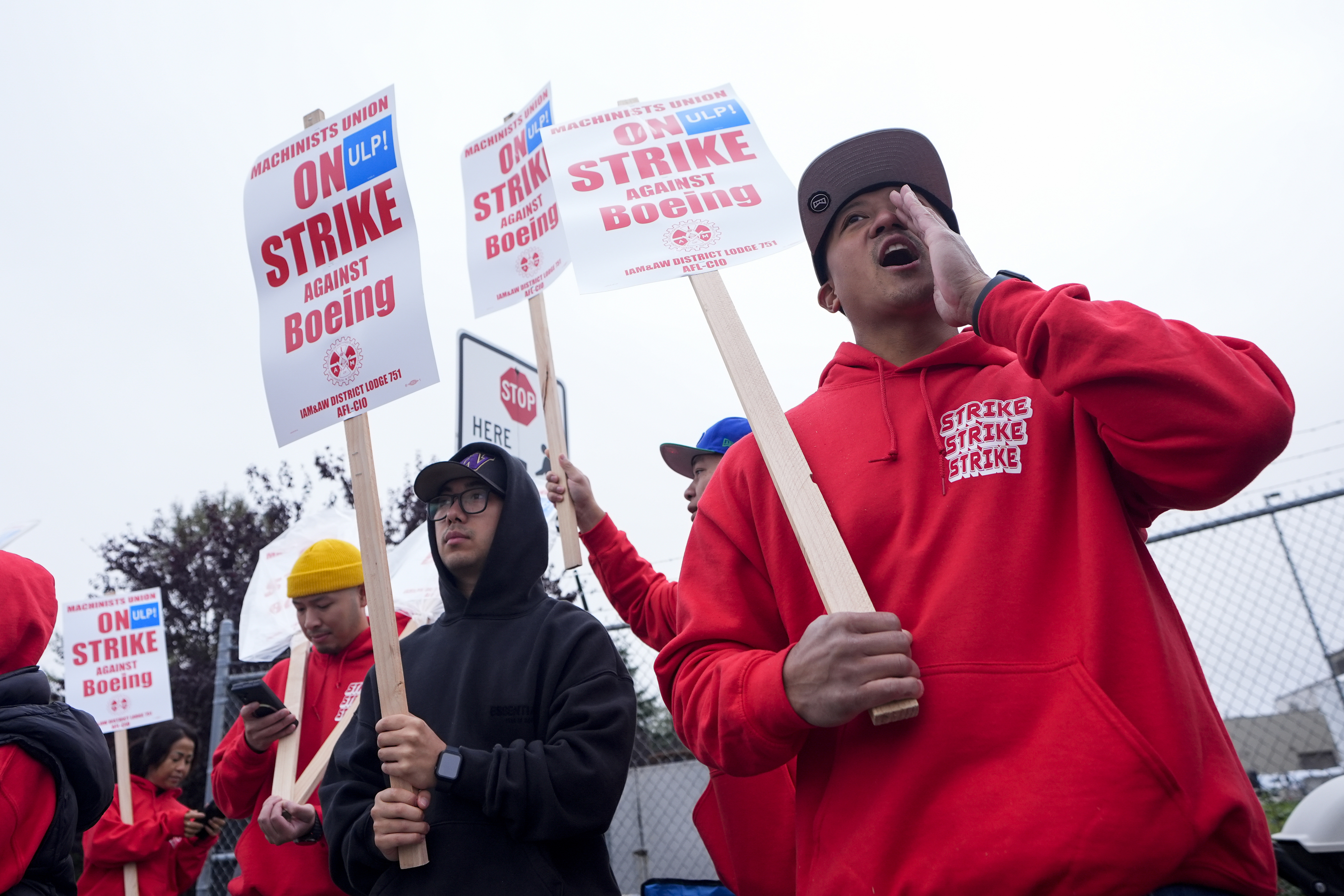 Boeing-anställda strejkar i närheten av bolagets fabrik i Everett i Washington. Bilden är tagen 15 september. Foto: Lindsey Wasson/AP/TT