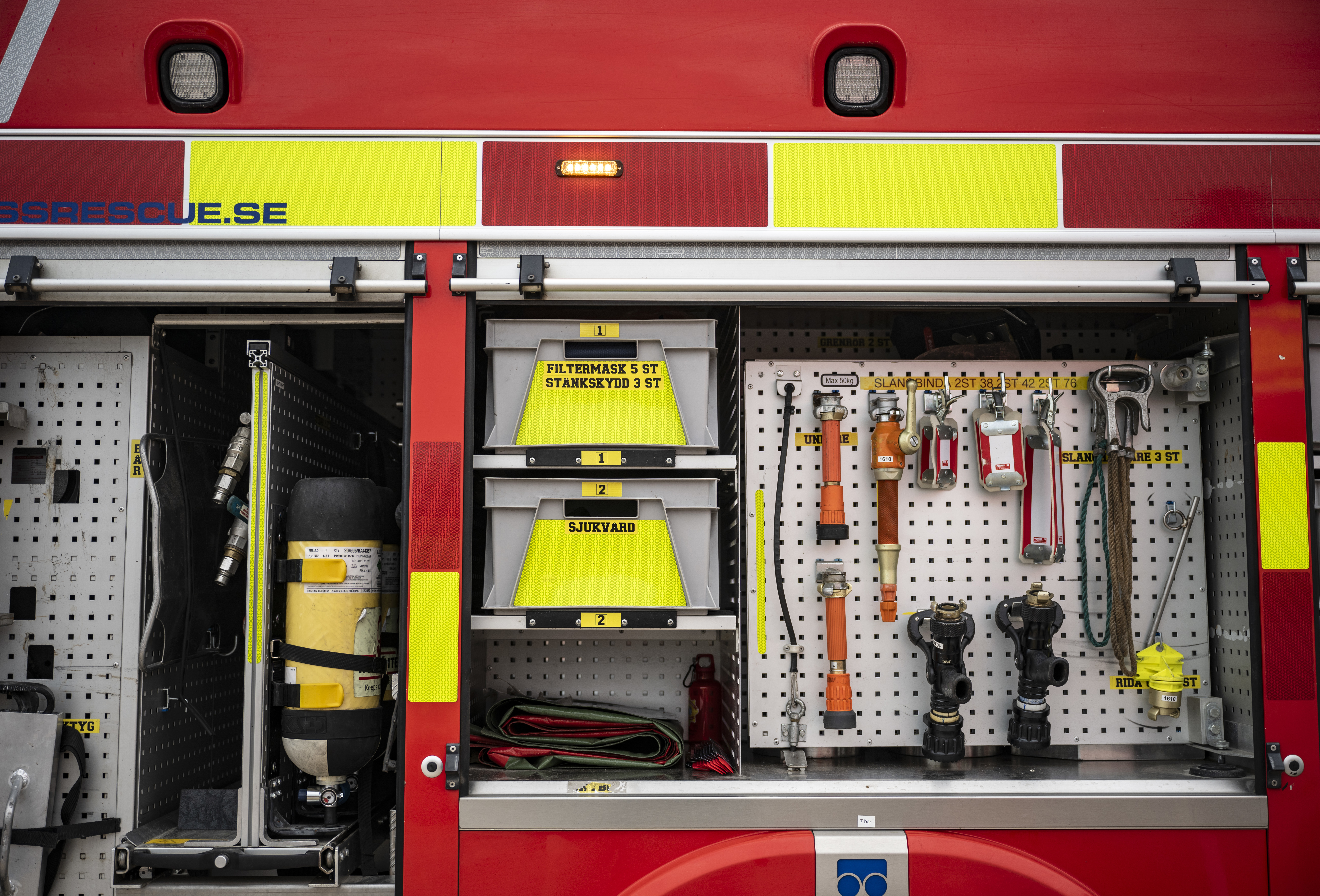 Räddningstjänst arbetar med att slå ned en brand i en stor byggnad i Vagnhärad i Trosa kommun. Foto: Johan Nilsson/TT