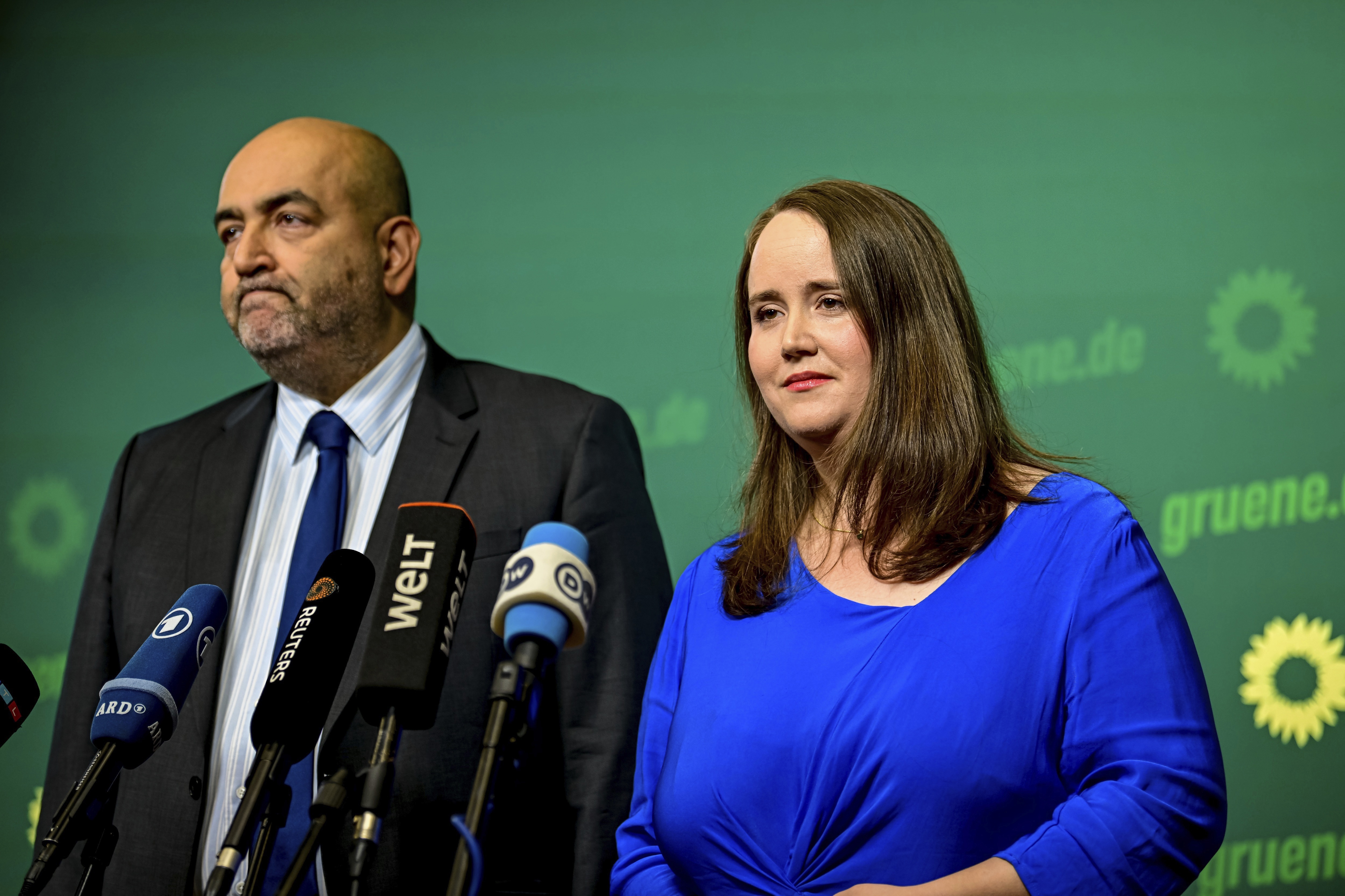 Dystra miner hos tyska De grönas partiledare Omid Nouripour och Ricarda Lang när de meddelar sin avgång. Foto: Fabian Sommer/DPA/AP/TT