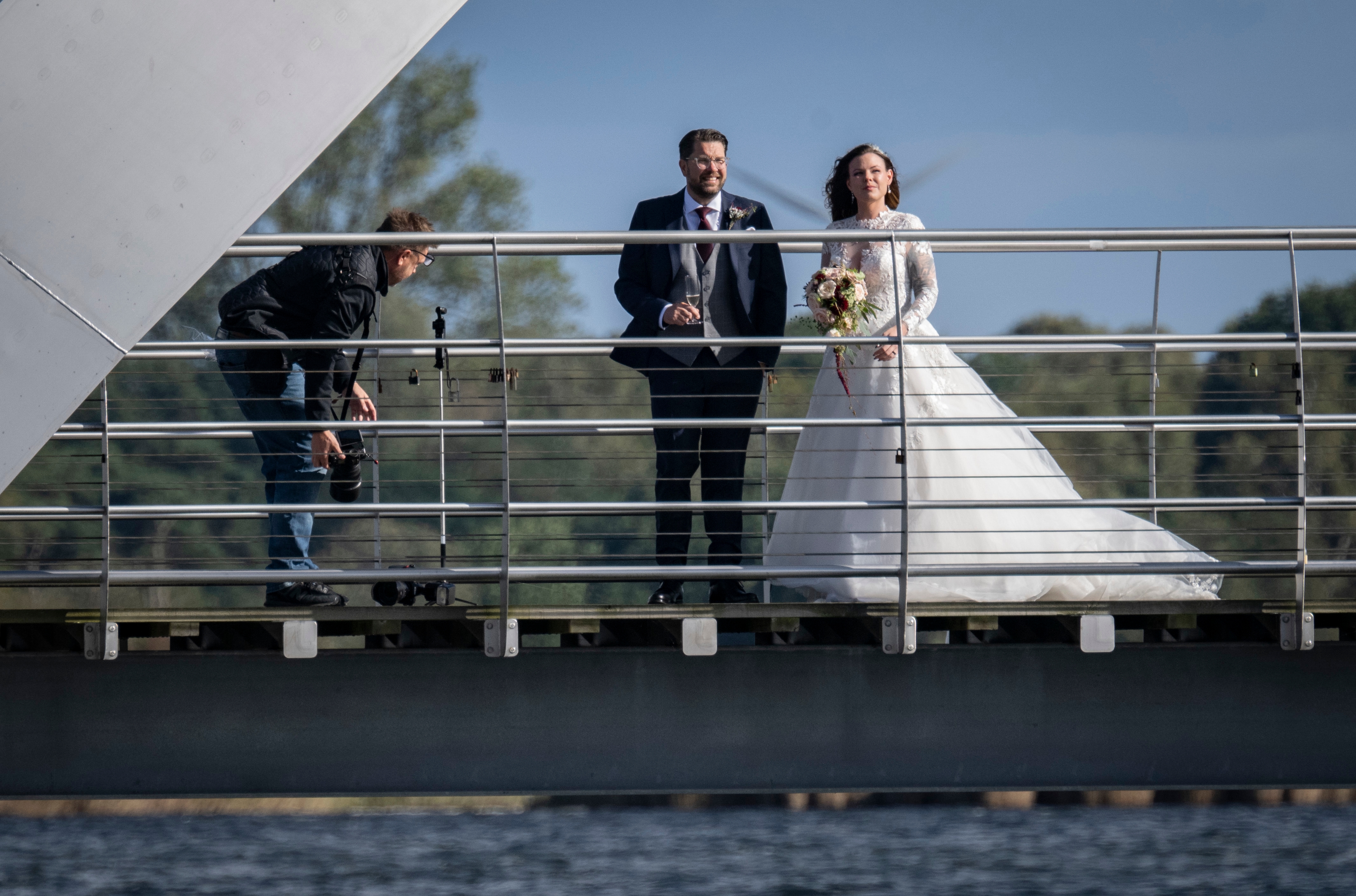 Ömsom sol ömsom spöregn då bröllopsbilderna skulle tas vid bron i Sölvesborg inför bröllopet mellan Sverigedemokraternas partiledare Jimmie Åkesson och Matilda Kärnerup i Slottslängorna i Sölvesborg på lördagen. Foto: Johan Nilsson/TT