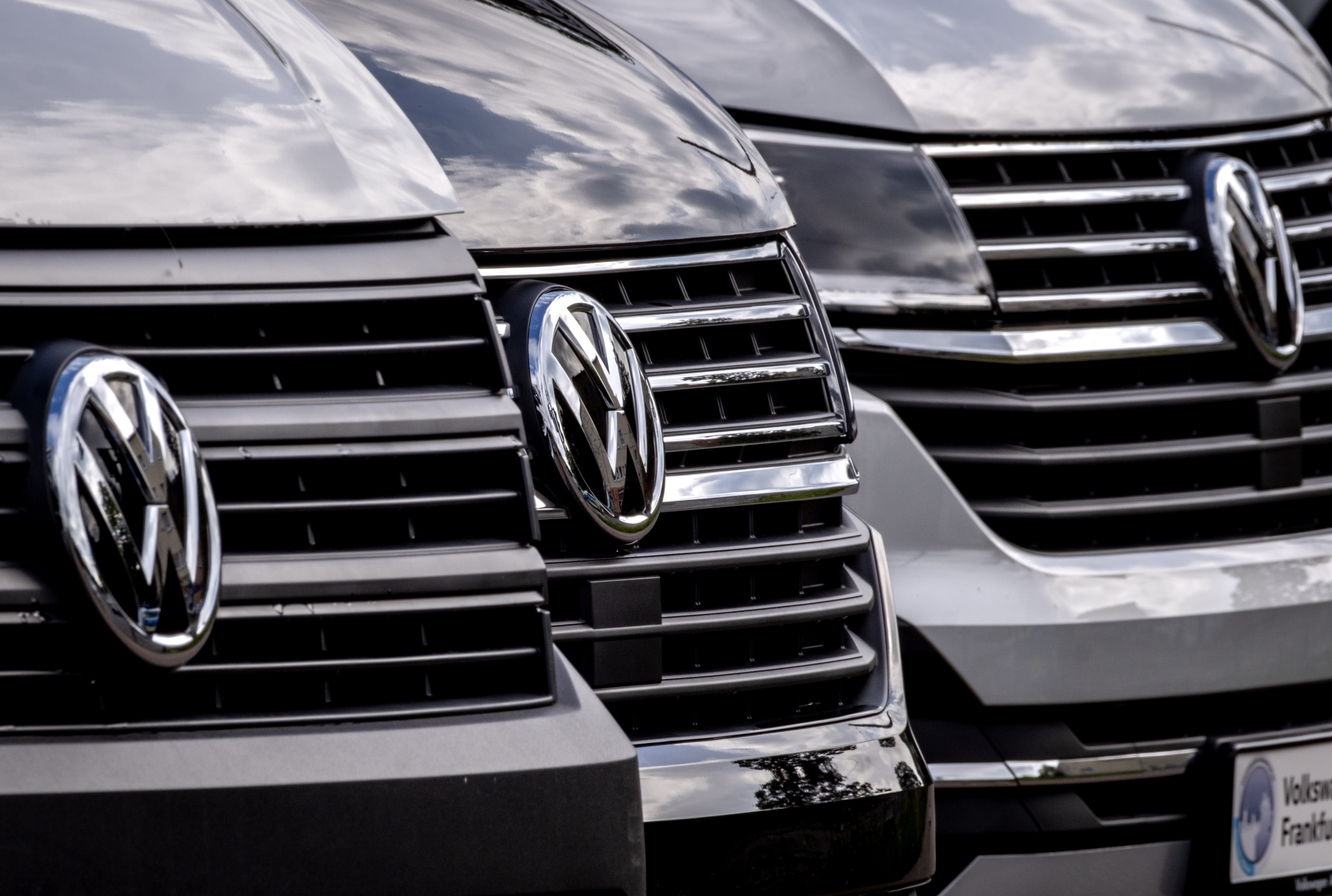 Volkswagenbilar på en parkering i Tyskland. Arkivbild. Foto: Michael Probst/AP/TT