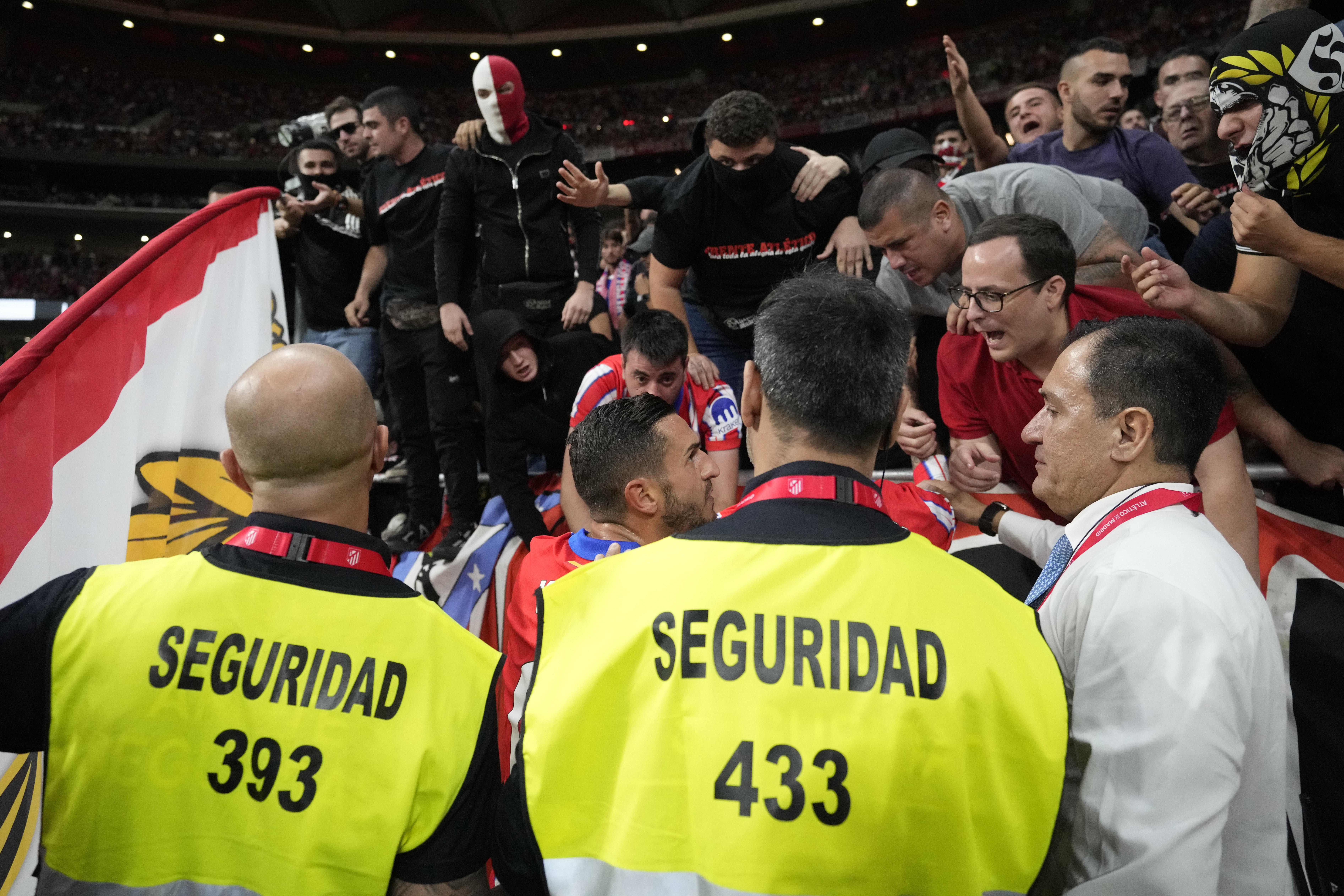 Atletico Madrids Koke försöker lugna ner supportrarna och ber dem sluta kasta in föremål. Foto: Bernat Armangue/AP/TT