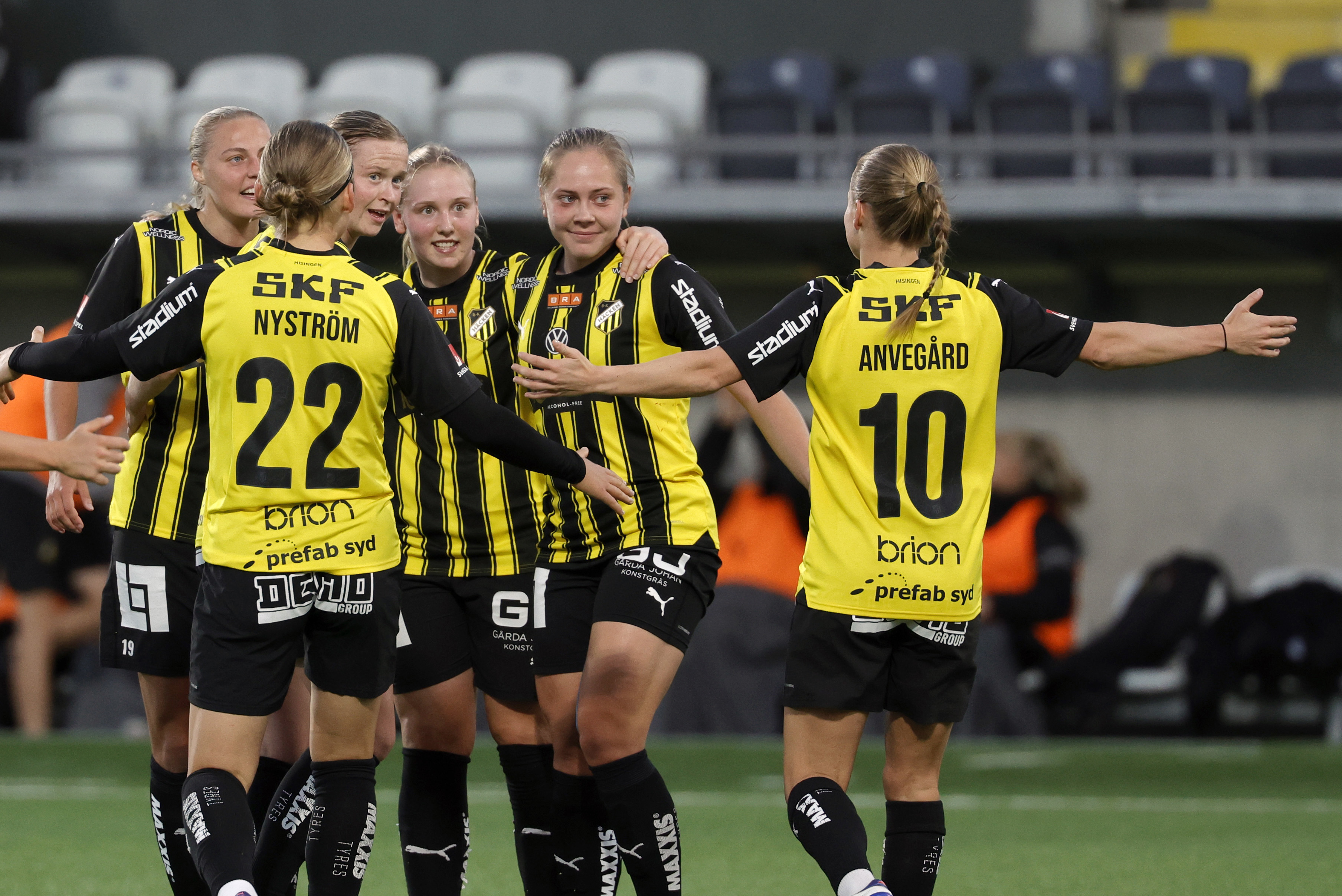 Häckens Alice Bergström, tvåa från höger, jublar med lagkompisarna efter sitt 2–0-mål mot Växjö. Foto: Adam Ihse/TT