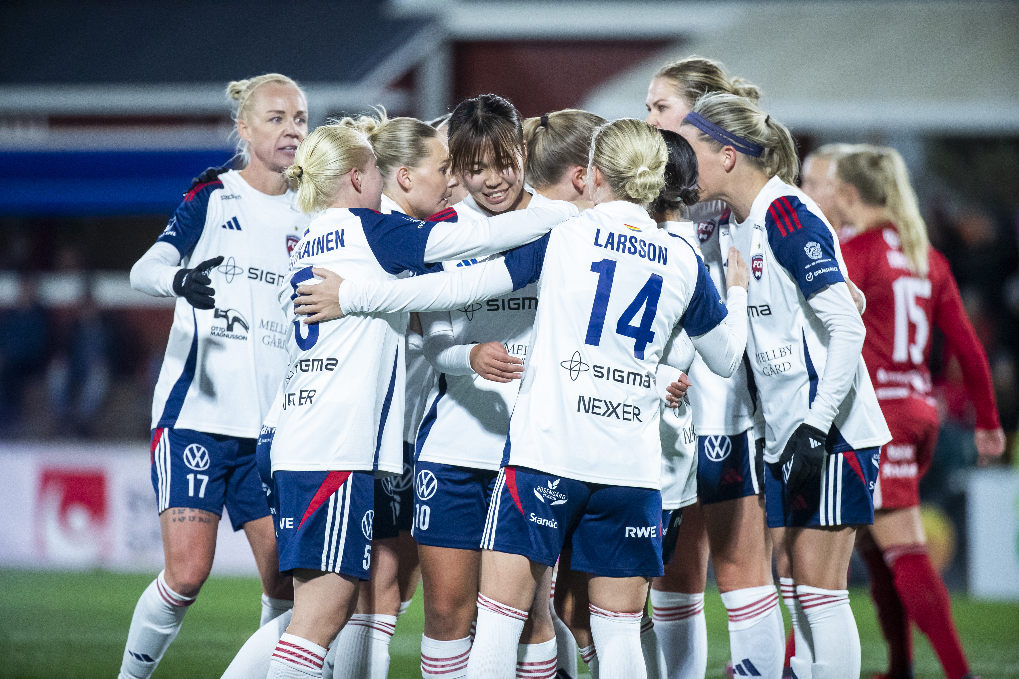 Rosengårds Momoko Tanikawa (mitten) jublar med lagkamraterna efter sitt 1–0-mål under måndagens fotbollsmatch i damallsvenskan mellan Piteå och Rosengård. Foto: Pär Bäckström/TT