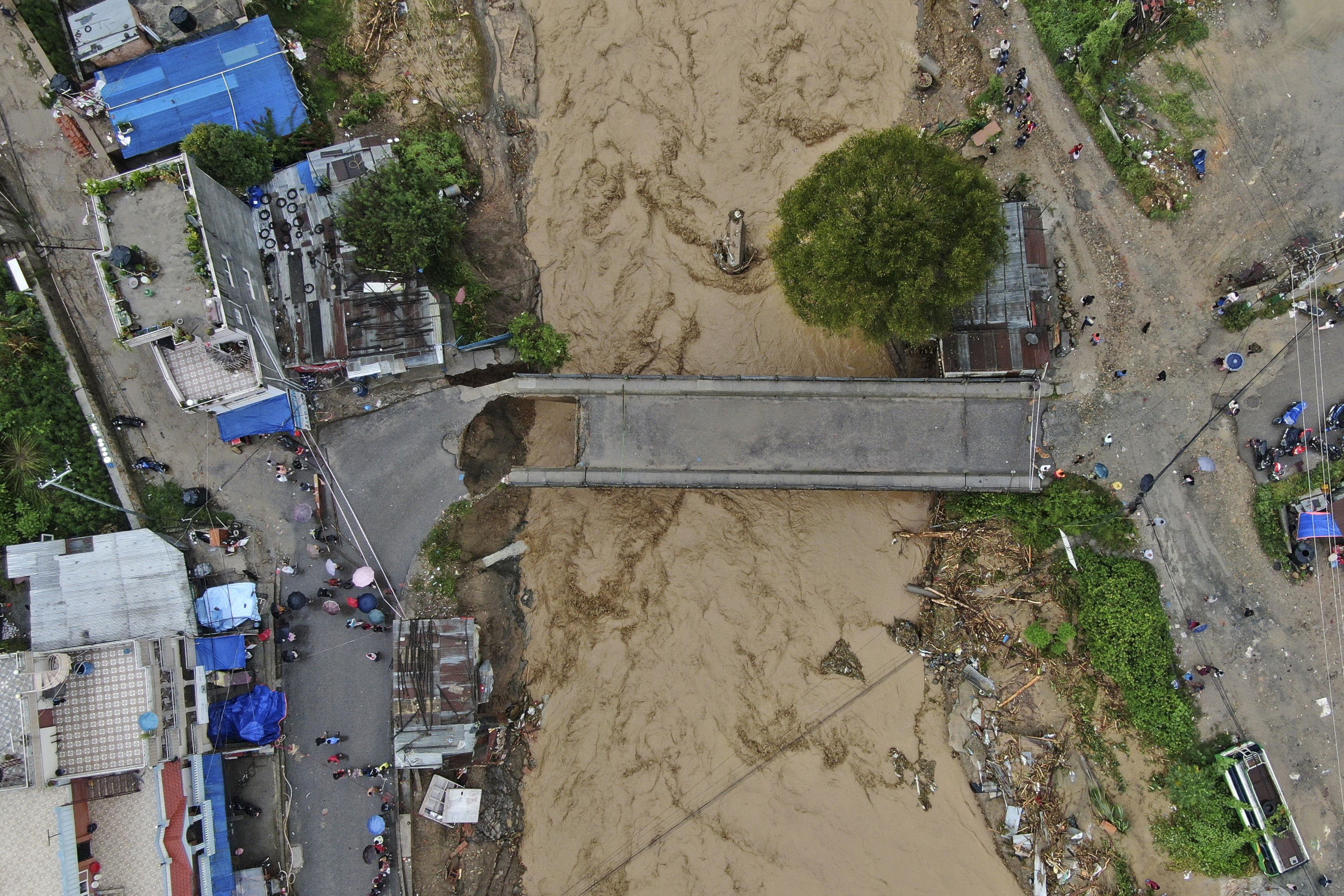 Floden Bagmati är översvämmad på grund av de kraftiga regnen i Katmandu. Bilden togs i lördags. Foto: Gopen Rai/AP/TT