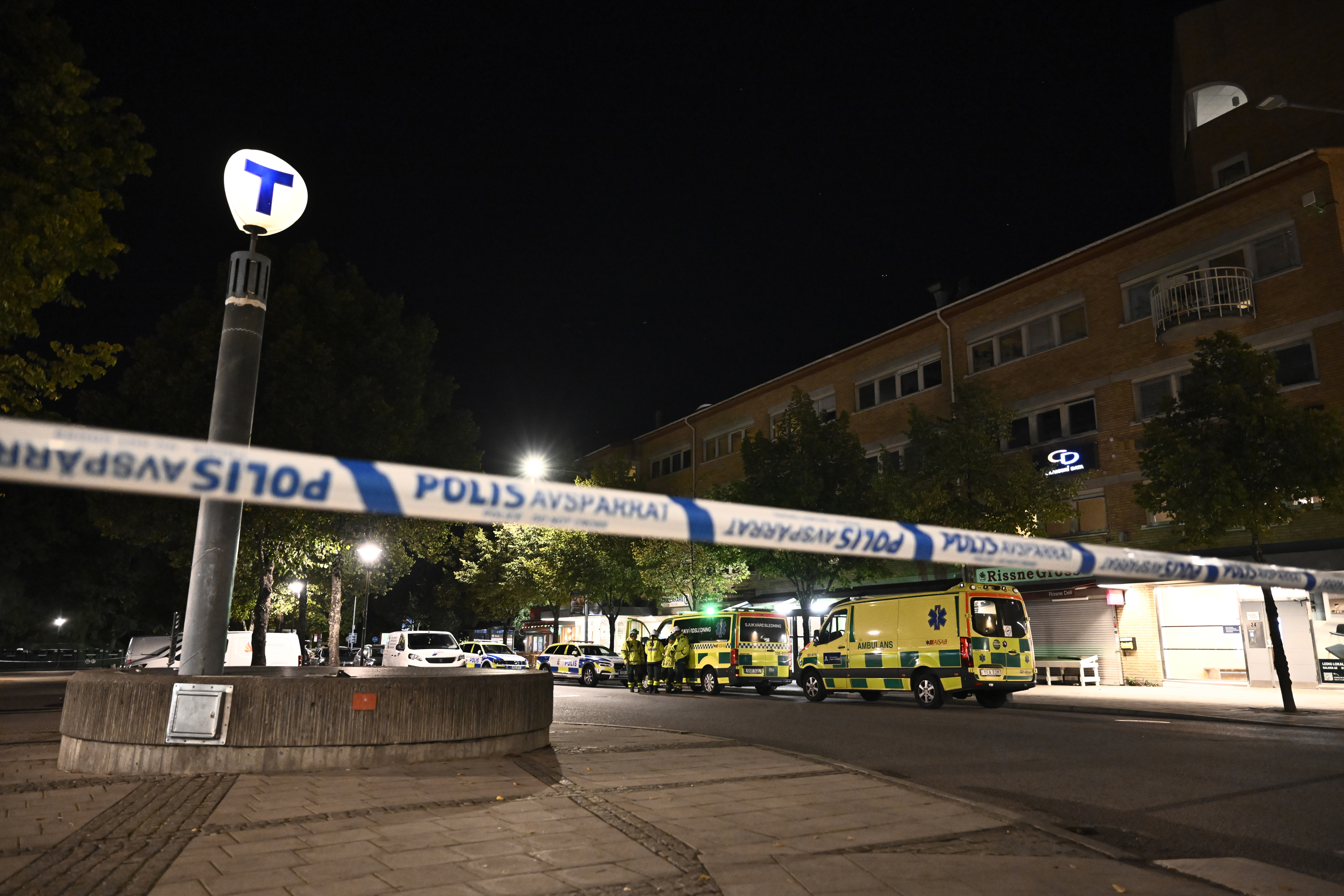 Polis och ambulans på plats efter att två personer har skjutits i Sundbyberg norr om Stockholm. Foto: Christine Olsson/TT