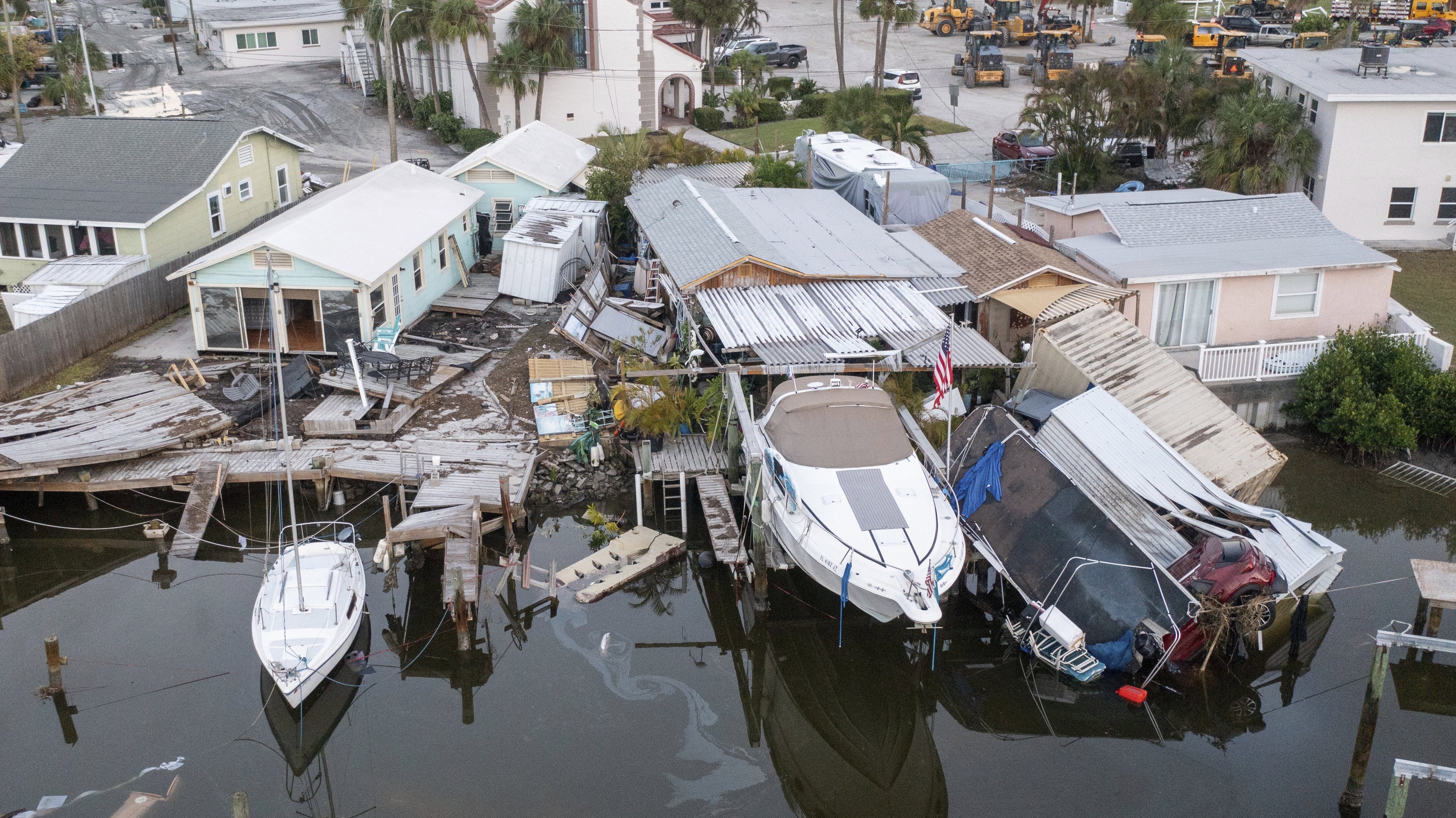 Orkanen nådde Floridas kust sent på torsdagen med vindar på över 60 meter per sekund. Bild från i lördags. Foto: Luis Santana/Tampa Bay Times via AP/TT