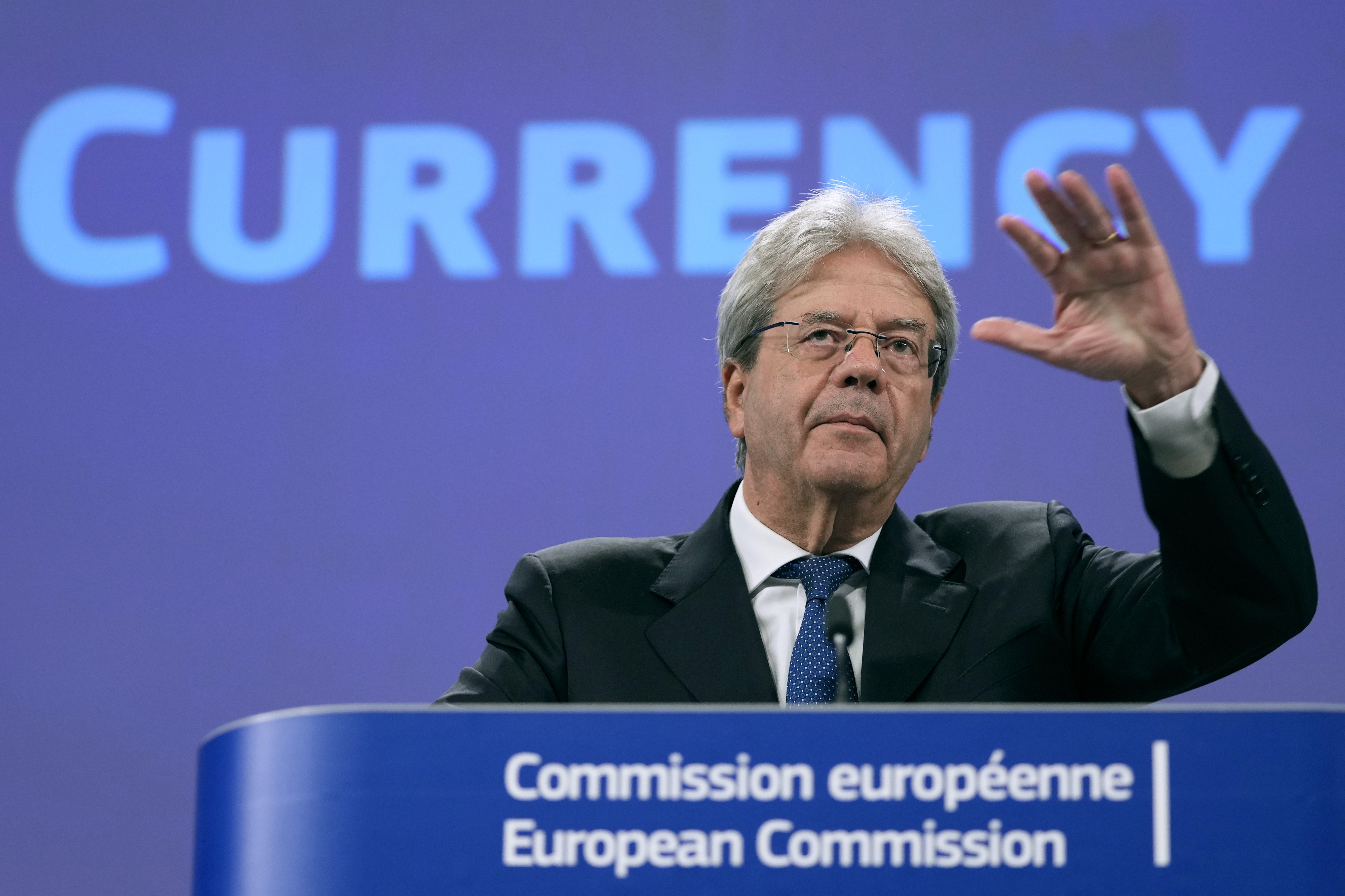 EU:s ekonomikommissionär Paolo Gentiloni kan glädja sig över fallande inflation i eurozonen. Arkivbild. Foto: Virginia Mayo/AP/TT