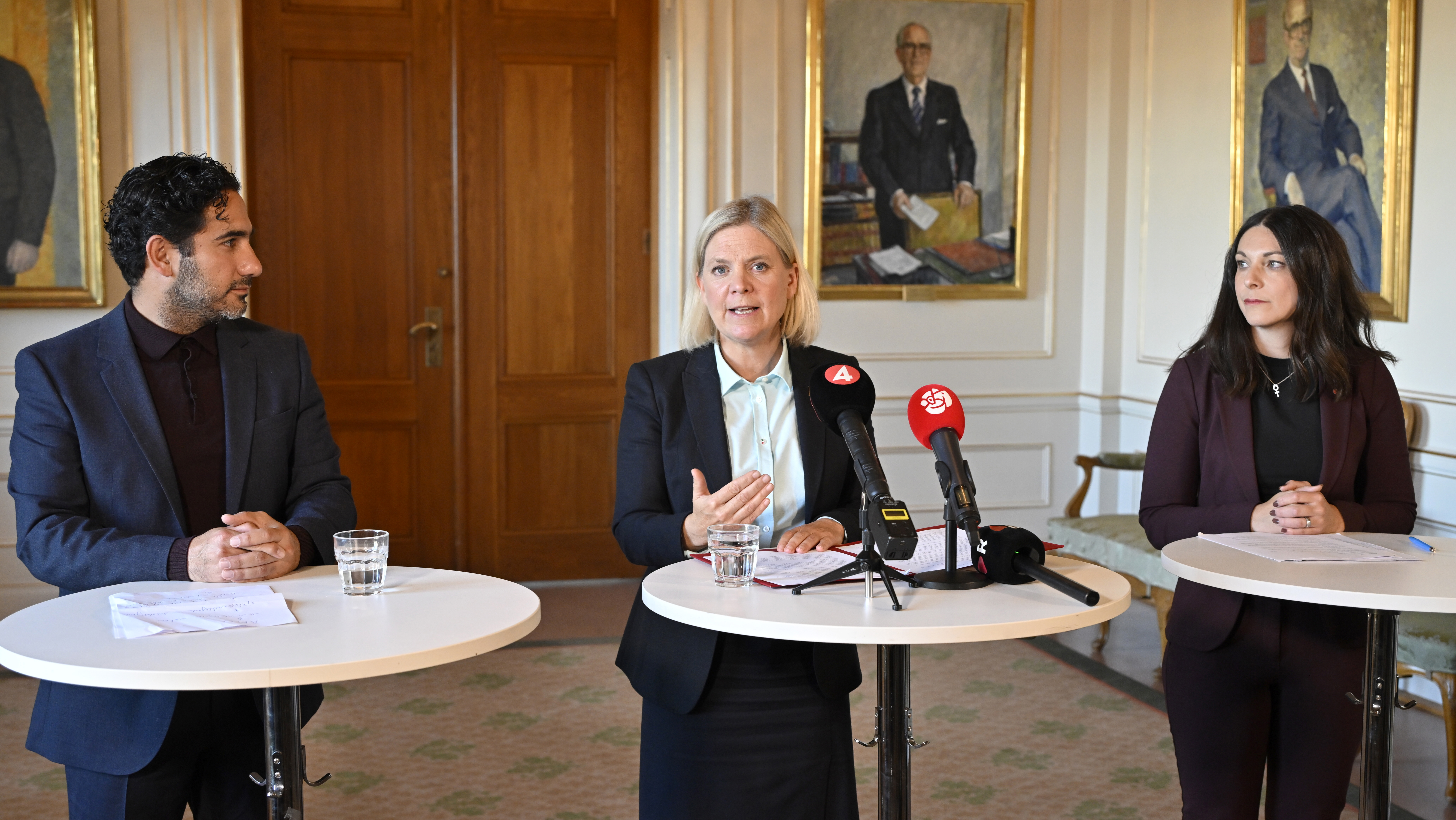 S-ledaren Magdalena Andersson med Ardalan Shekarabi, ny arbetsmarknadspolitisk talesperson och Teresa Carvalho, ny rättspolitisk talesperson. Foto: Anders Wiklund/TT