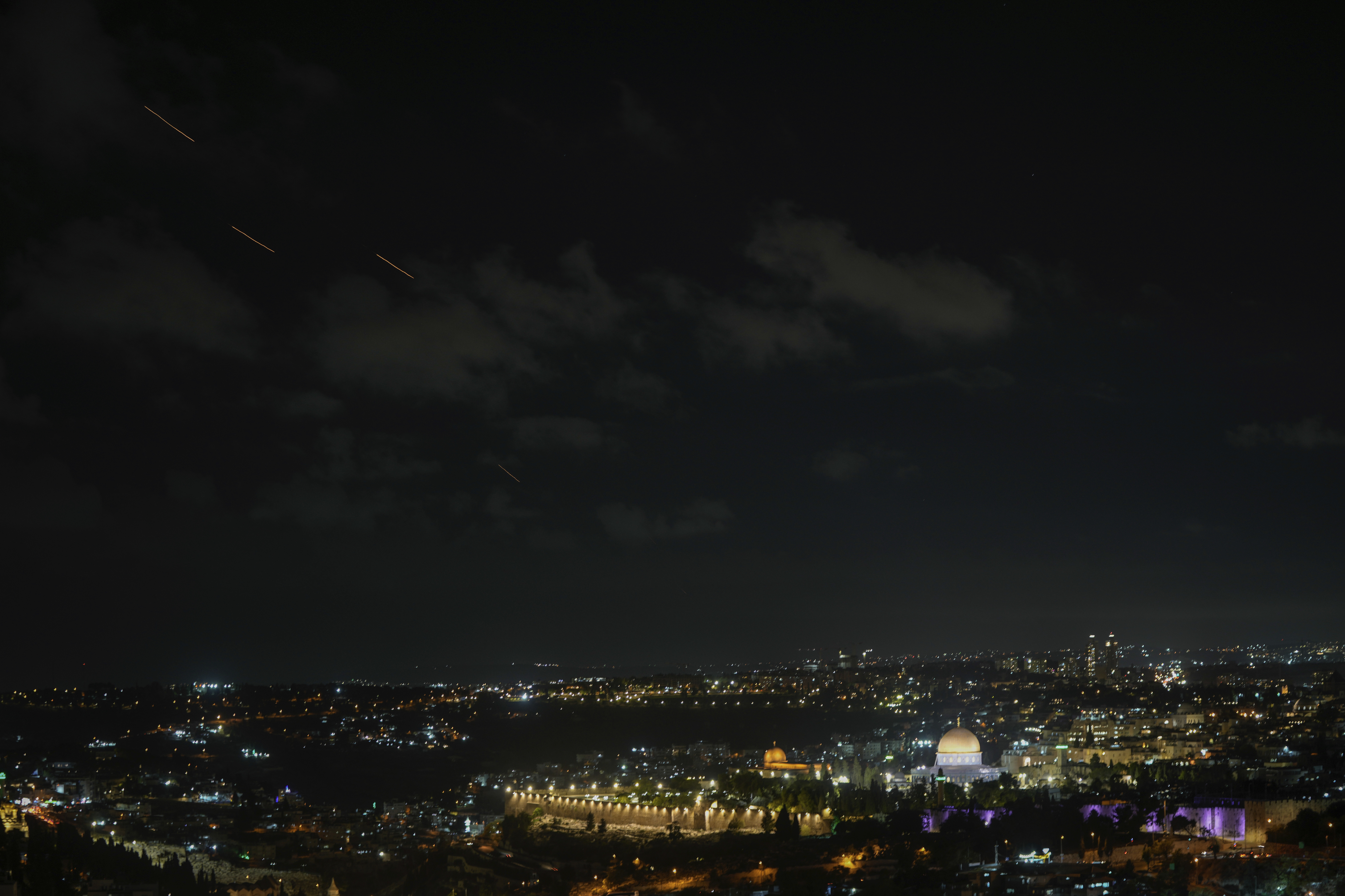 Projektiler i luften ovanför Jerusalem på tisdagskvällen samtidigt som sirener i staden varnade för inkommande robotar från Iran. Foto: Mahmoud Illean/AP/TT