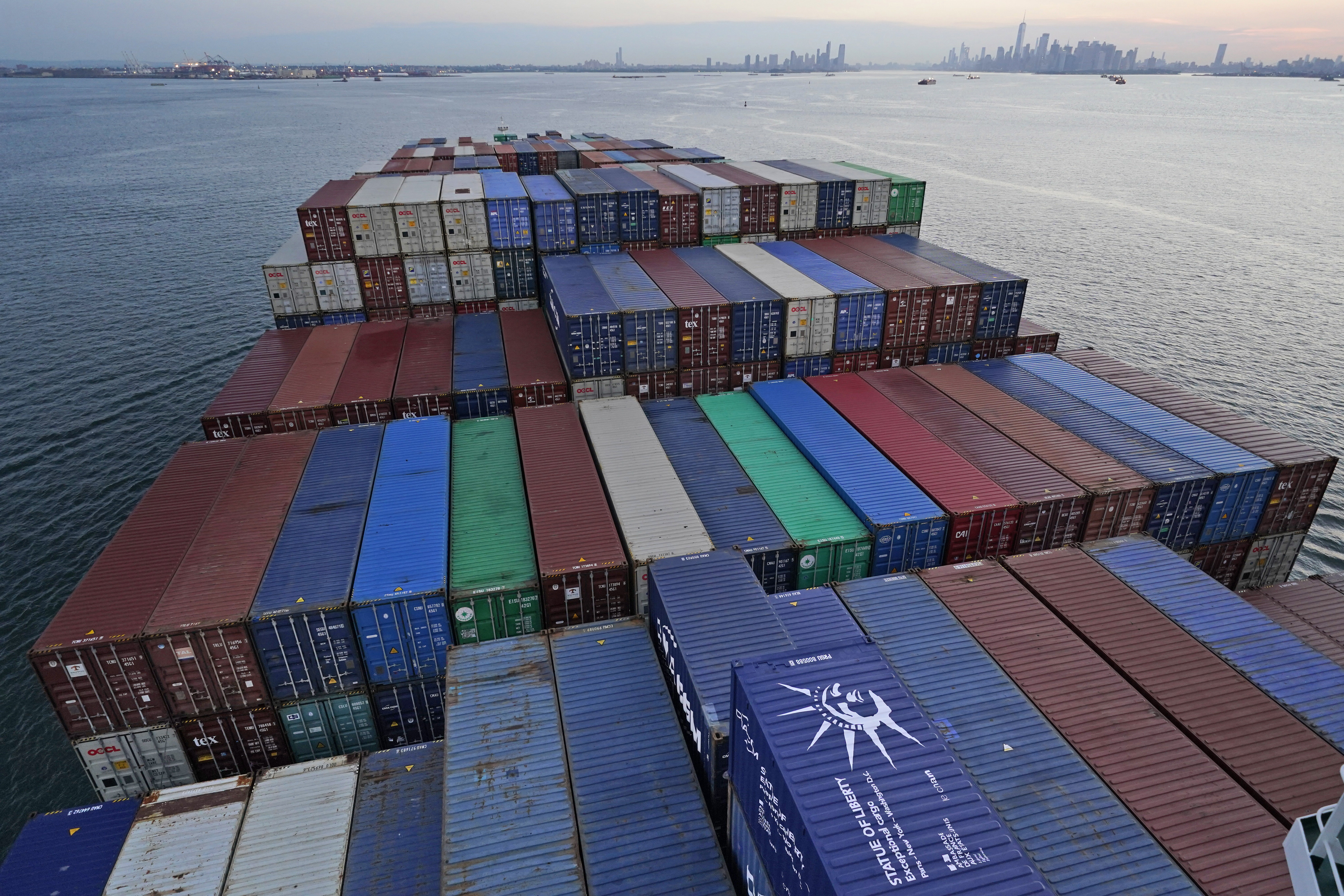 Container- och biltransporter till och från hamnar längs USA:s östkust och sydkust har påverkats av strejken. Arkivbild. Foto: Seth Wenig/AP/TT