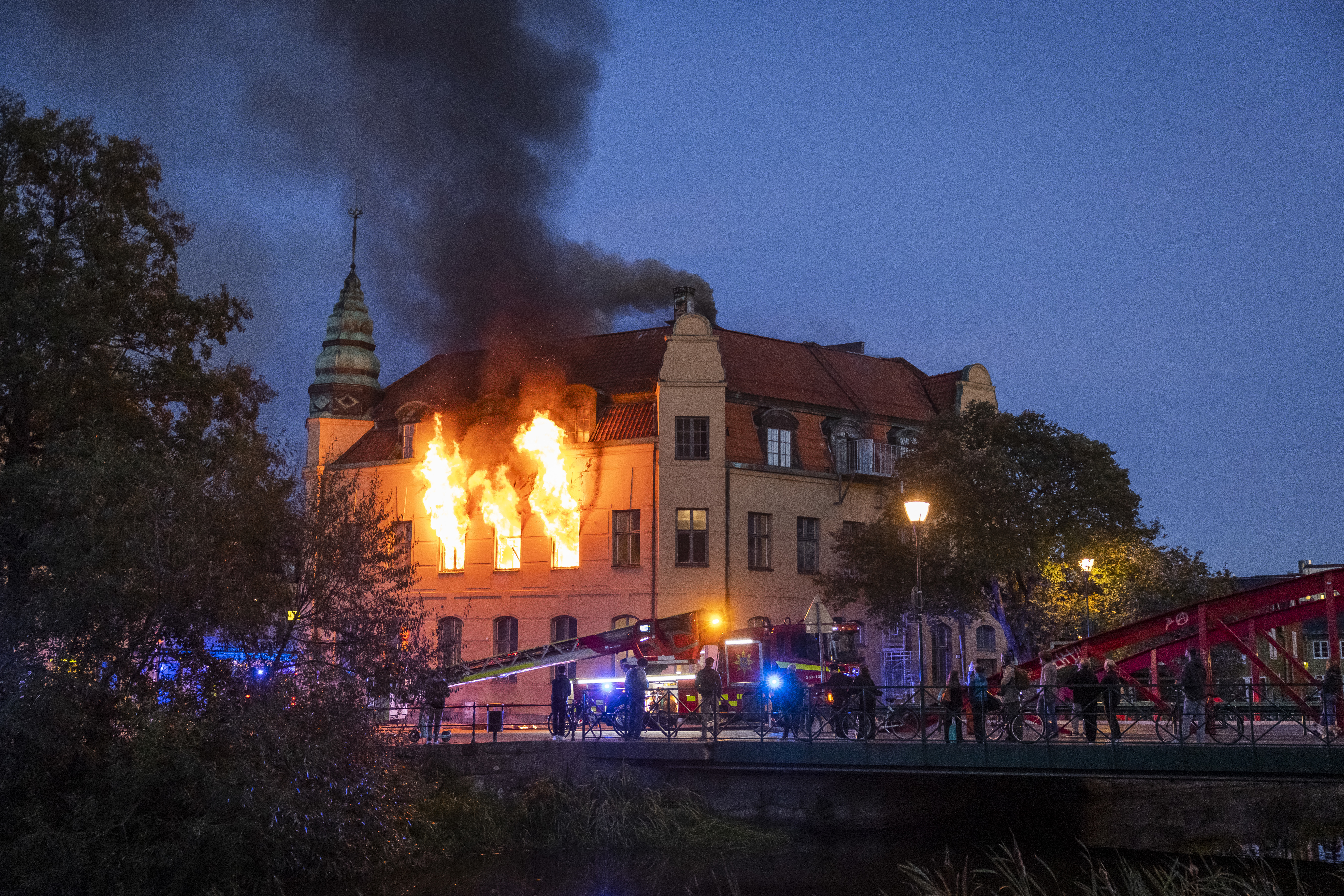 Brand i Ungdomens hus på Svartbäcksgatan i centrala Uppsala på fredagskvällen. Foto: Staffan Claesson/TT