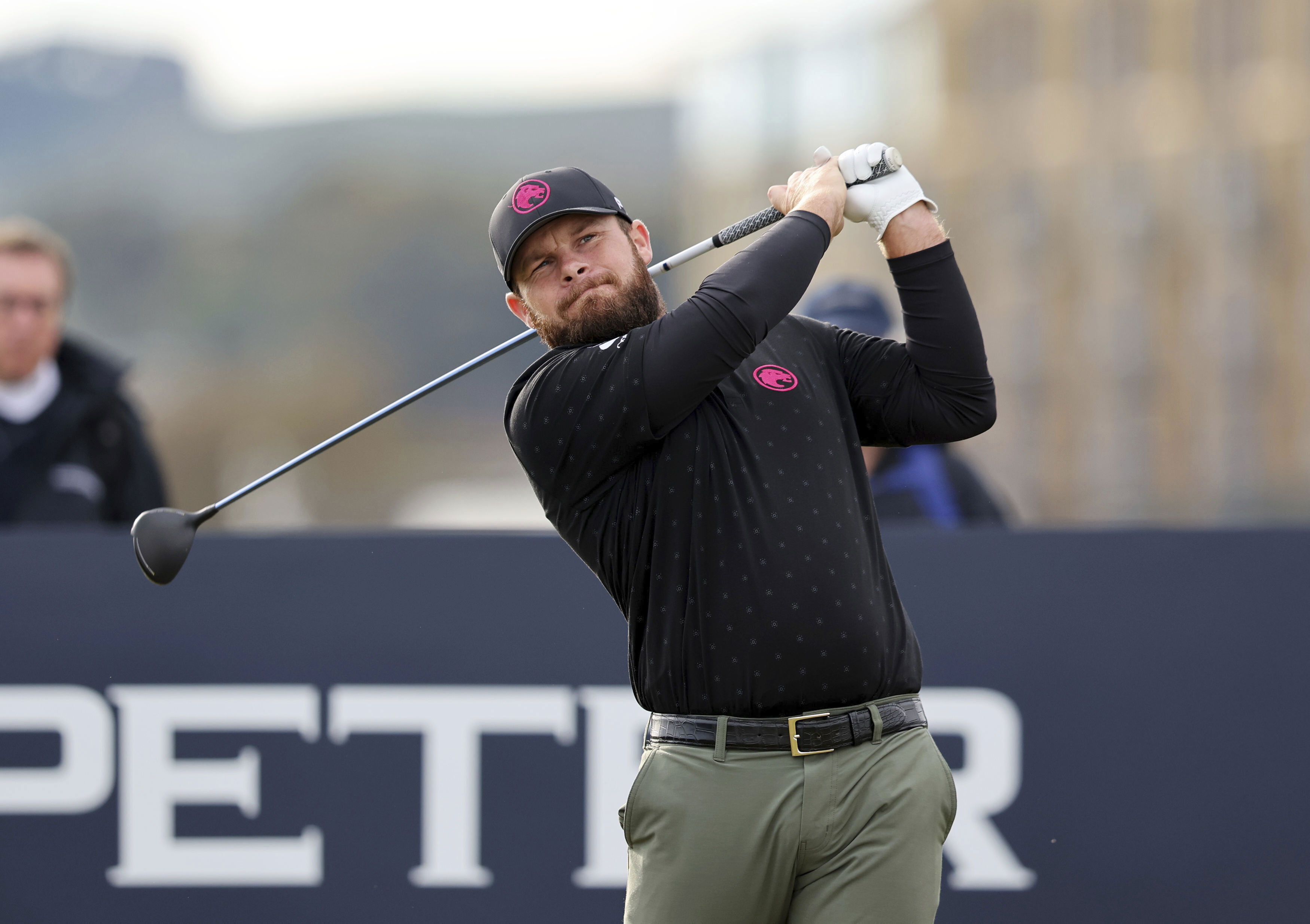 Engelsmannen Tyrrell Hatton, till vardags på konkurrerande LIV-touren, leder Europatourtävlingen i Skottland inför söndagens avslutning. Foto: Robert Perry/AP/TT
