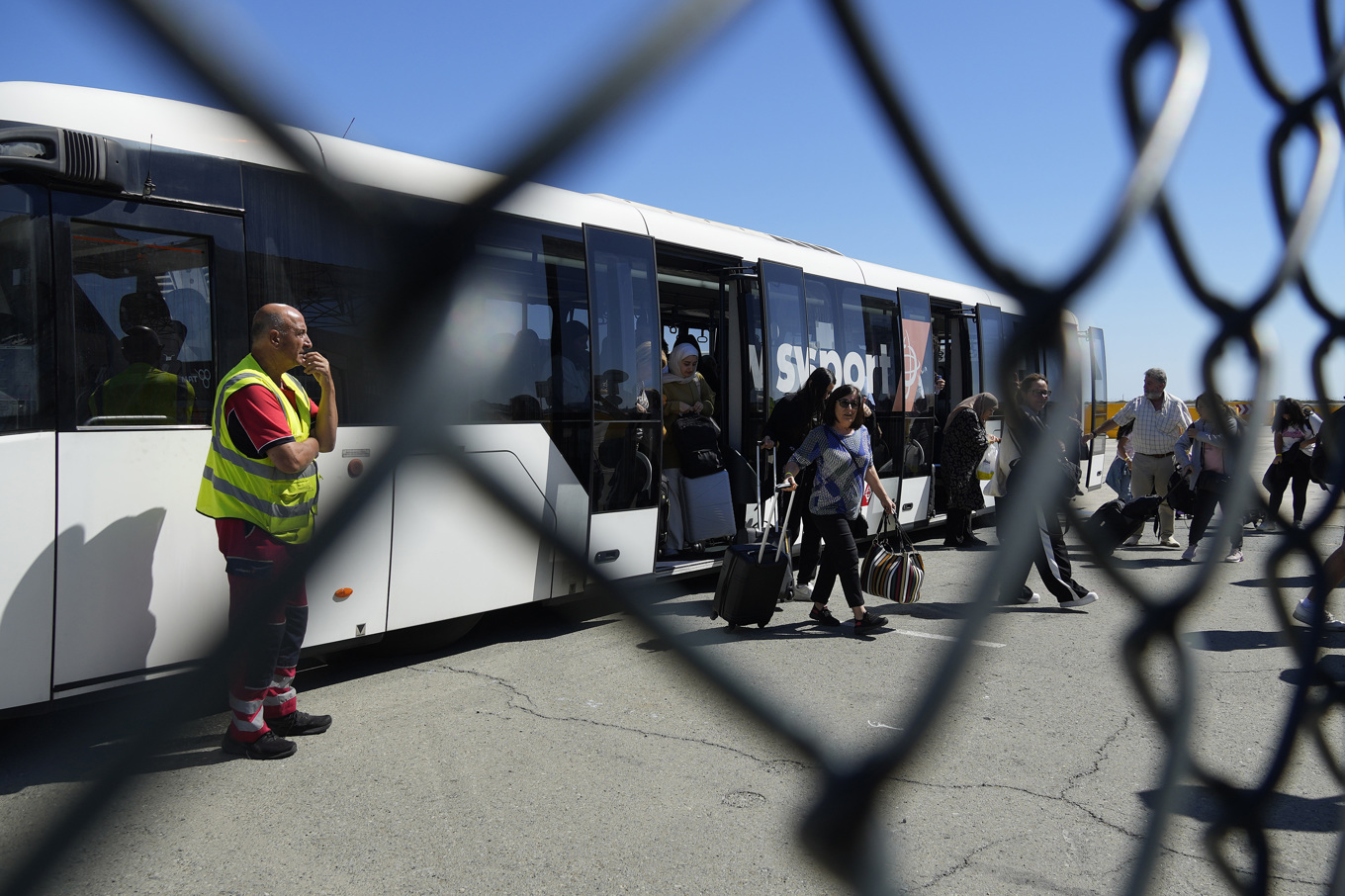 En grupp australiska medborgare anländer till flygplatsen i Larnaca, Cypern, efter att Australien evakuerat dem från Libanon. Foto: Petros Karadjias/AP/TT