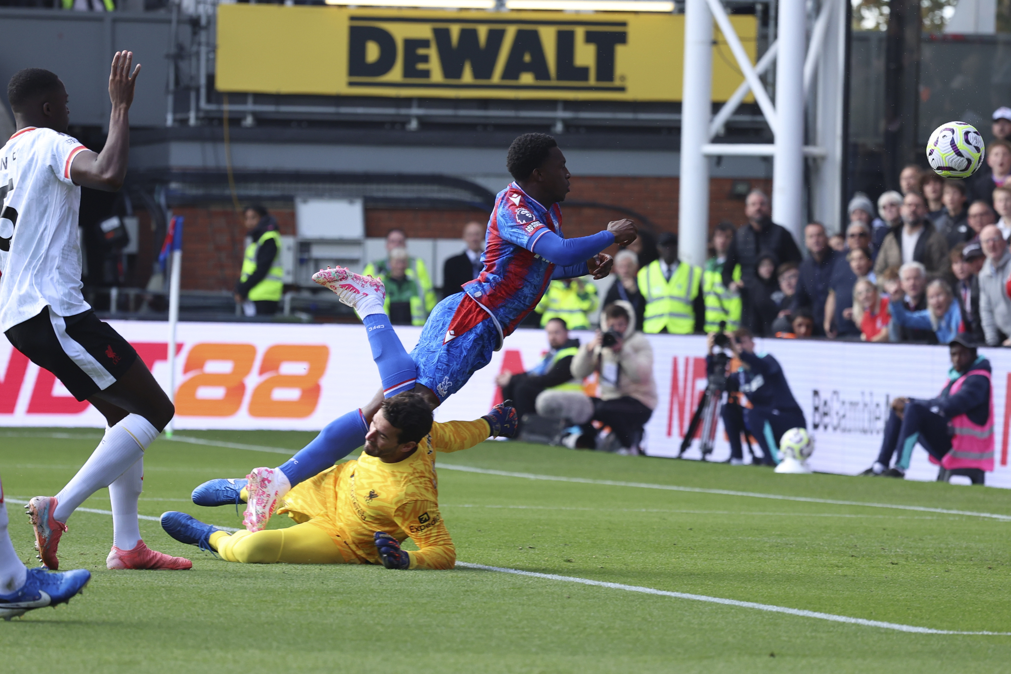Liverpoolmålvakten Alisson Becker i bortamötet med Crystal Palace i Premier League. Senare skadade sig brasilianaren och tvingades byta. Foto: Ian Walton/AP/TT